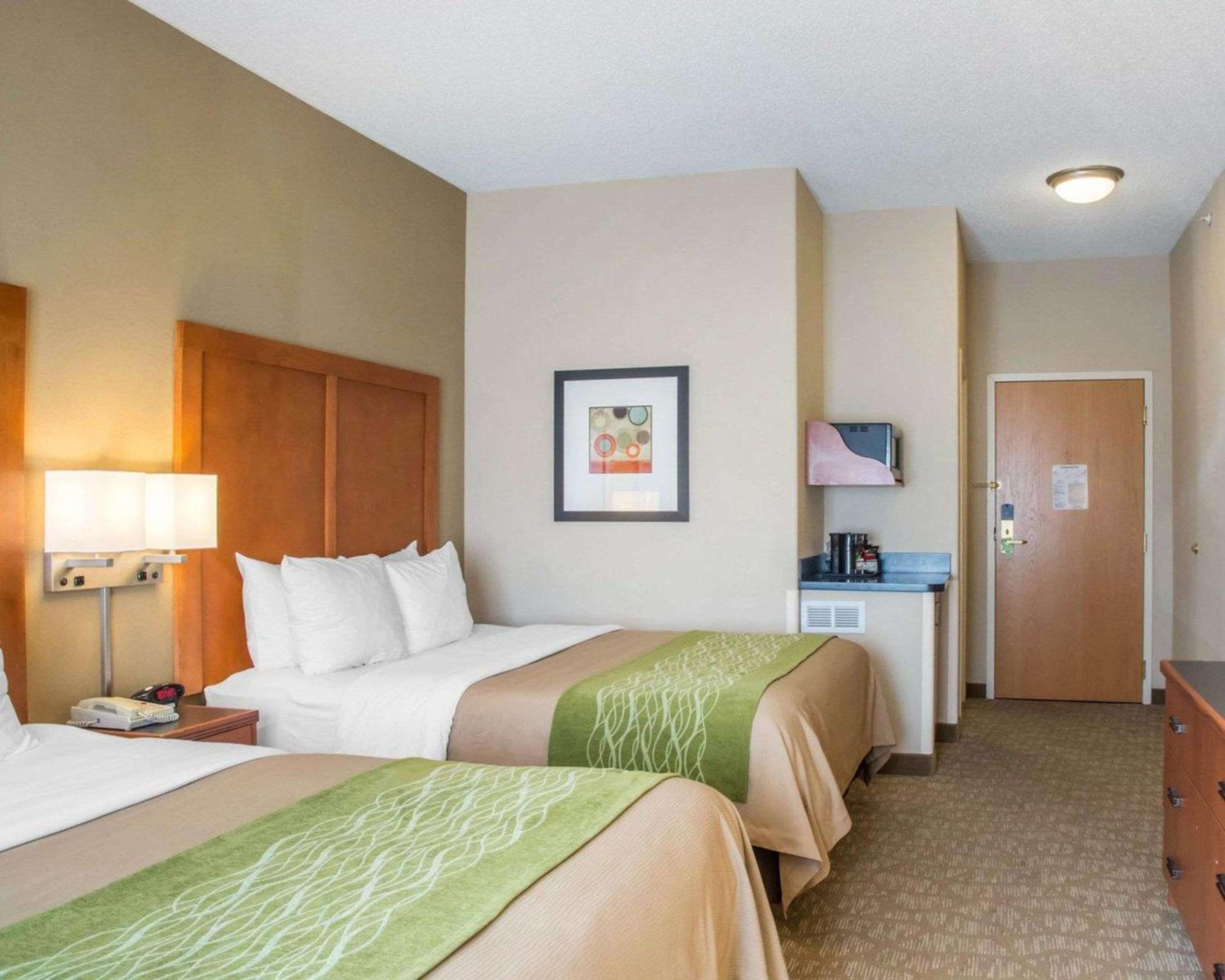 Standard Queen Room with Two Queen Beds - Photo 5