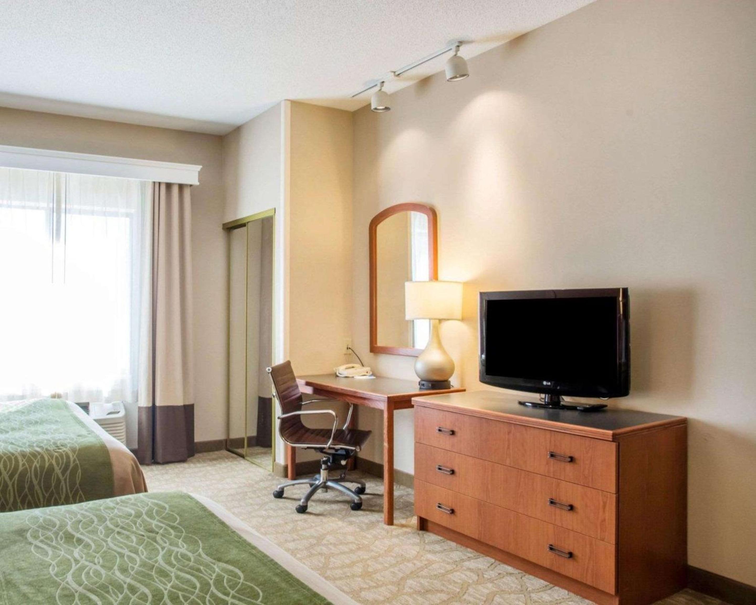 Standard Queen Room with Two Queen Beds - Photo 2