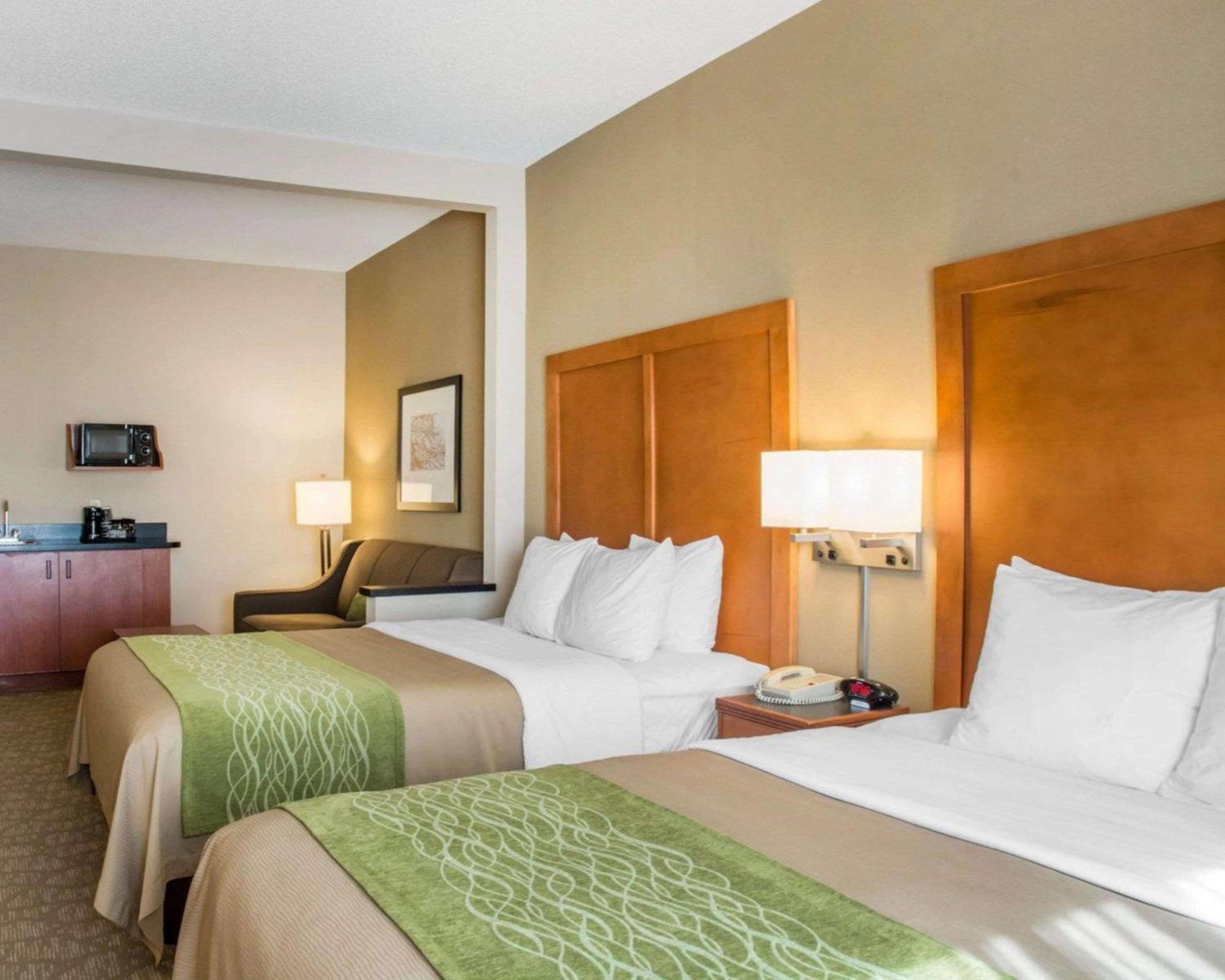 Queen Suite with Two Queen Beds and Sofa Bed - Non-Smoking - Photo 5