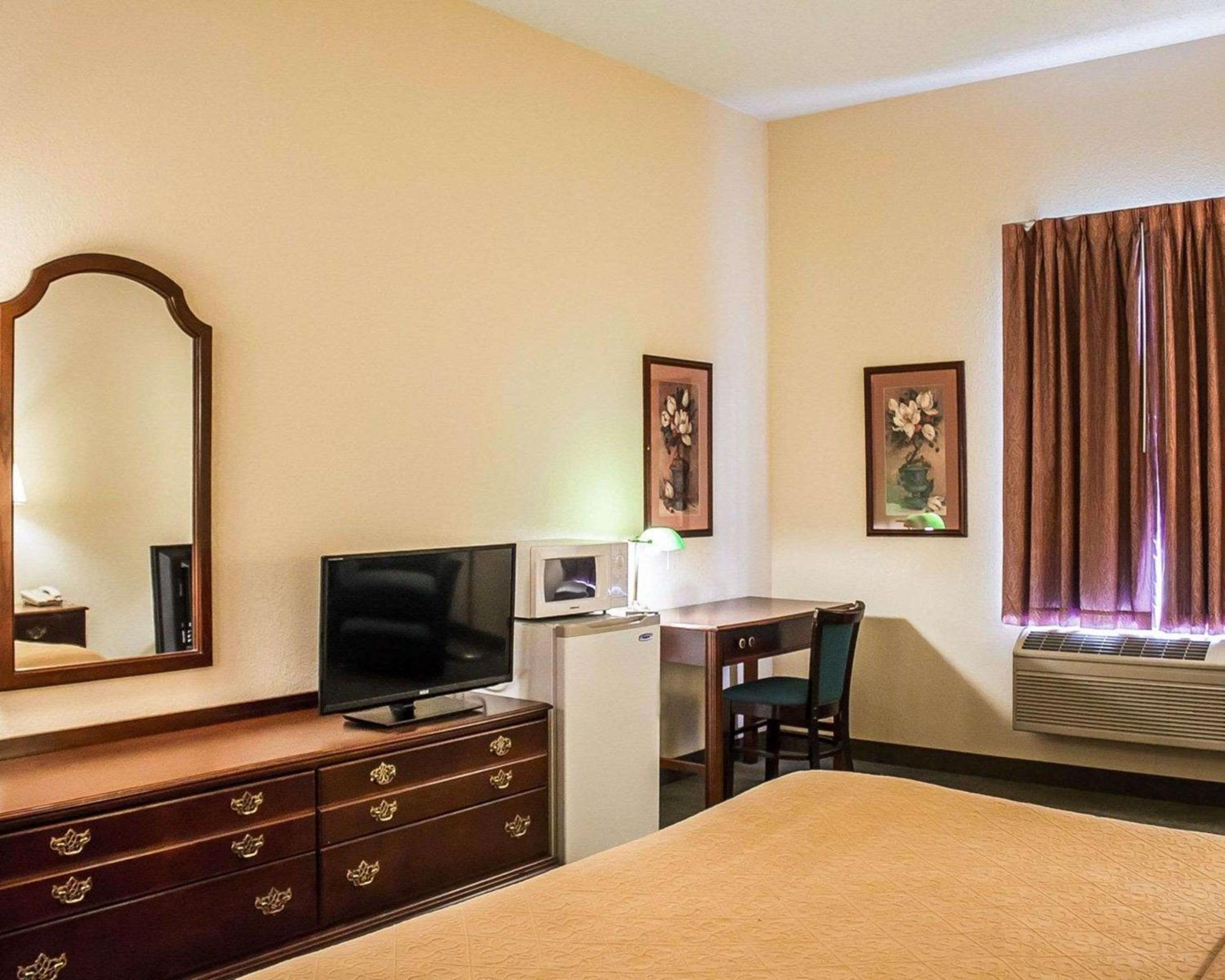 King Room - Non-Smoking - Photo 3
