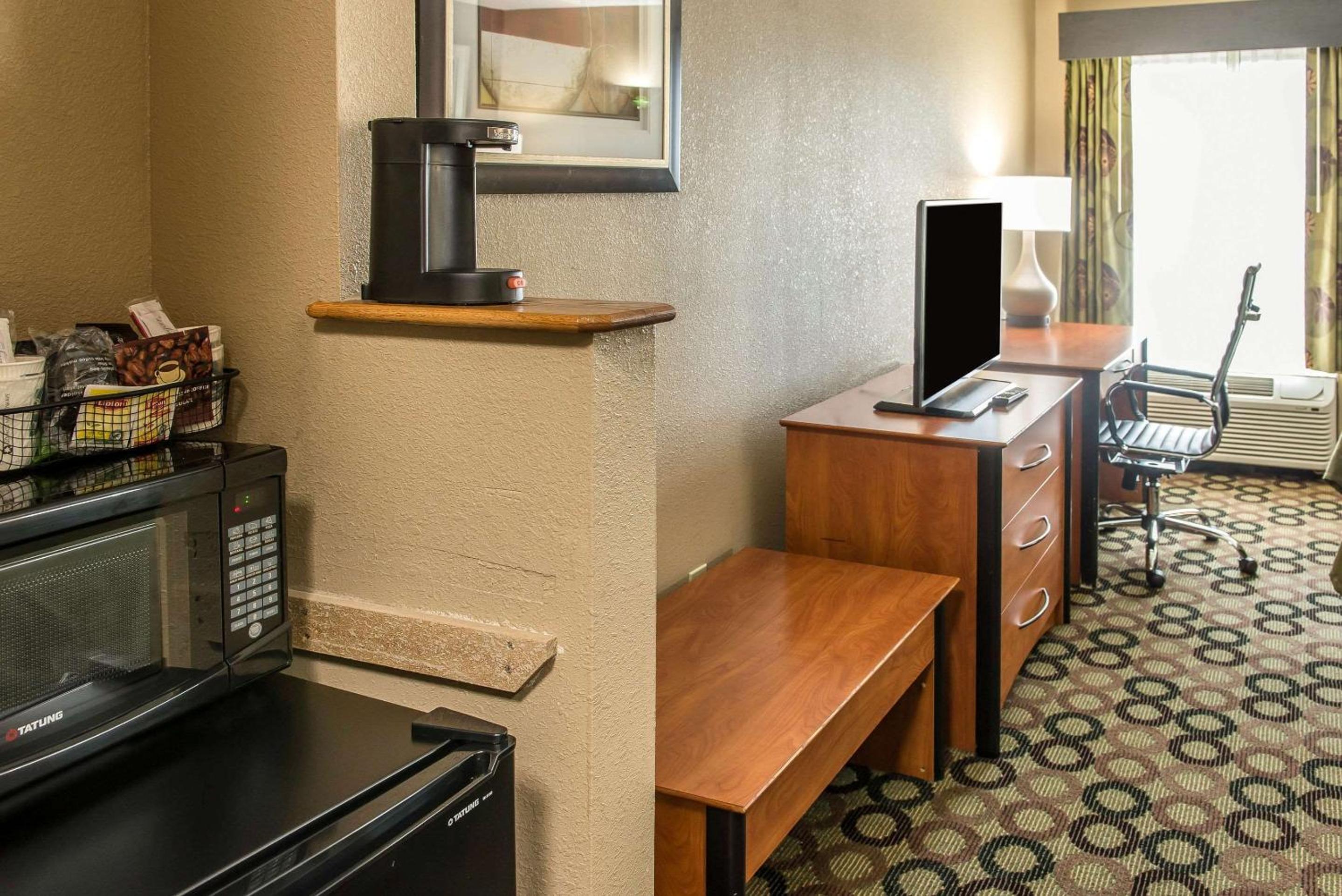 Standard Queen Room with Two Queen Beds - Non Smoking  - Photo 4