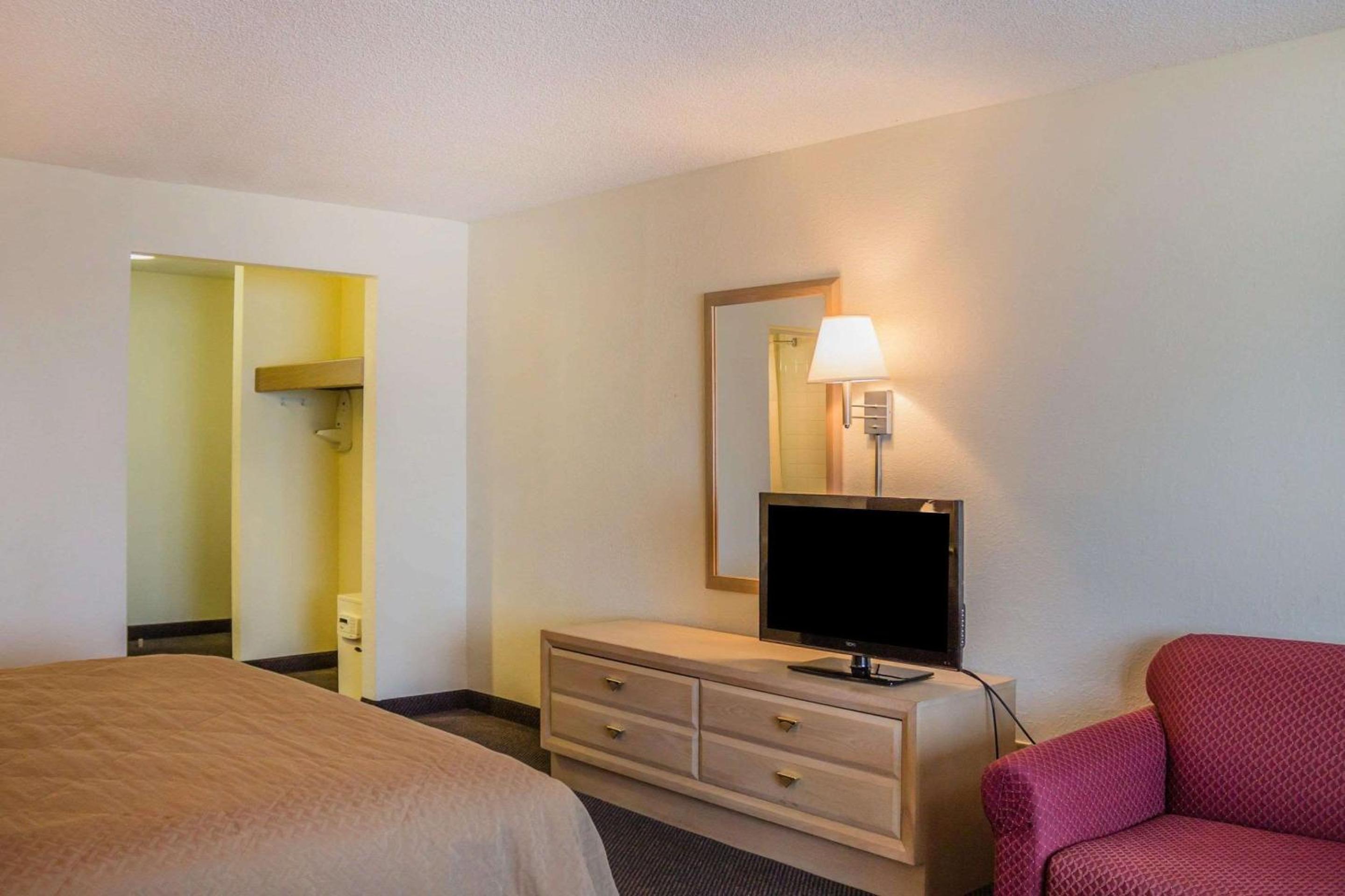 King Room with Front Lake View - Non-Smoking