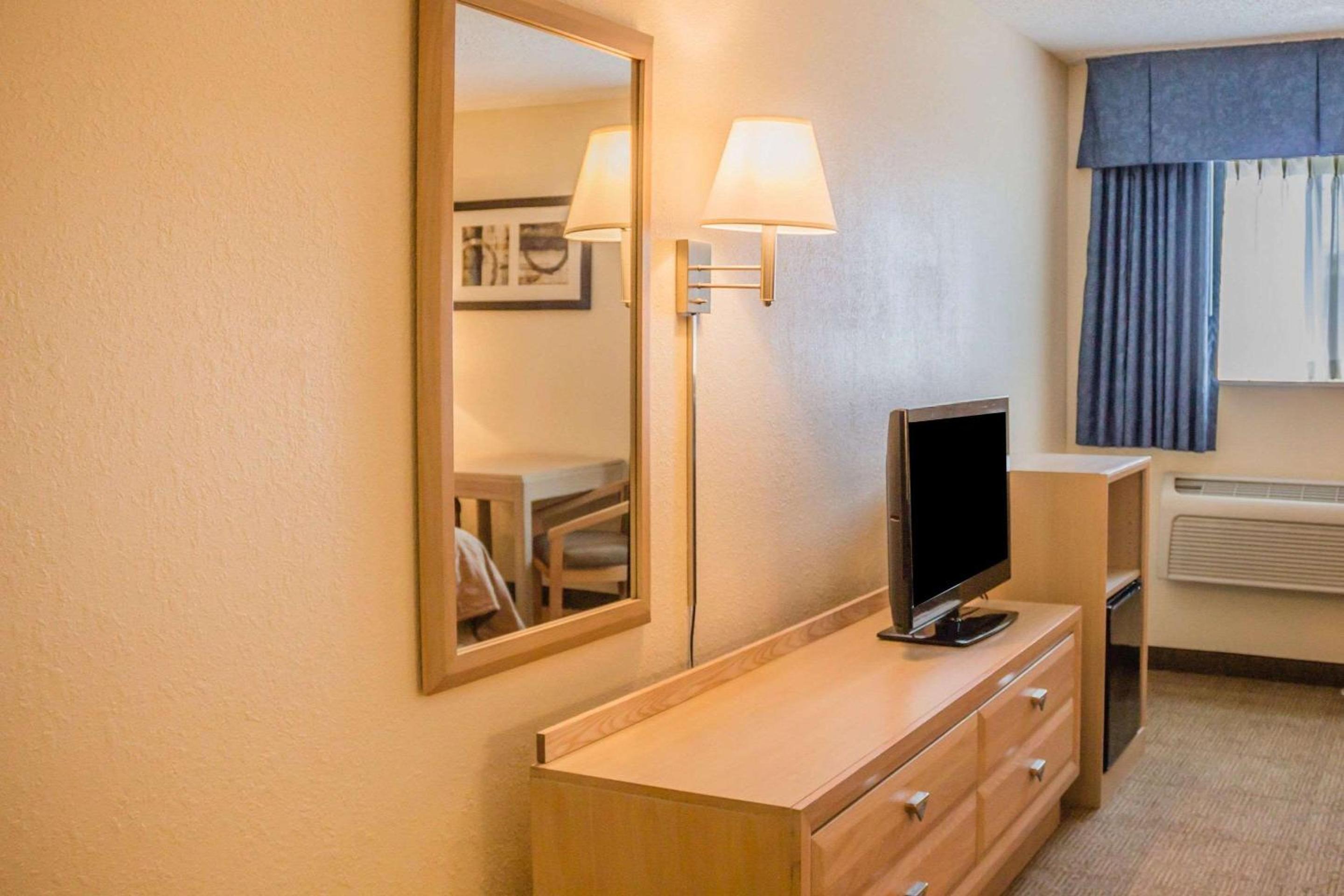 Double Room with Two Double Beds - Non-Smoking - Photo 2