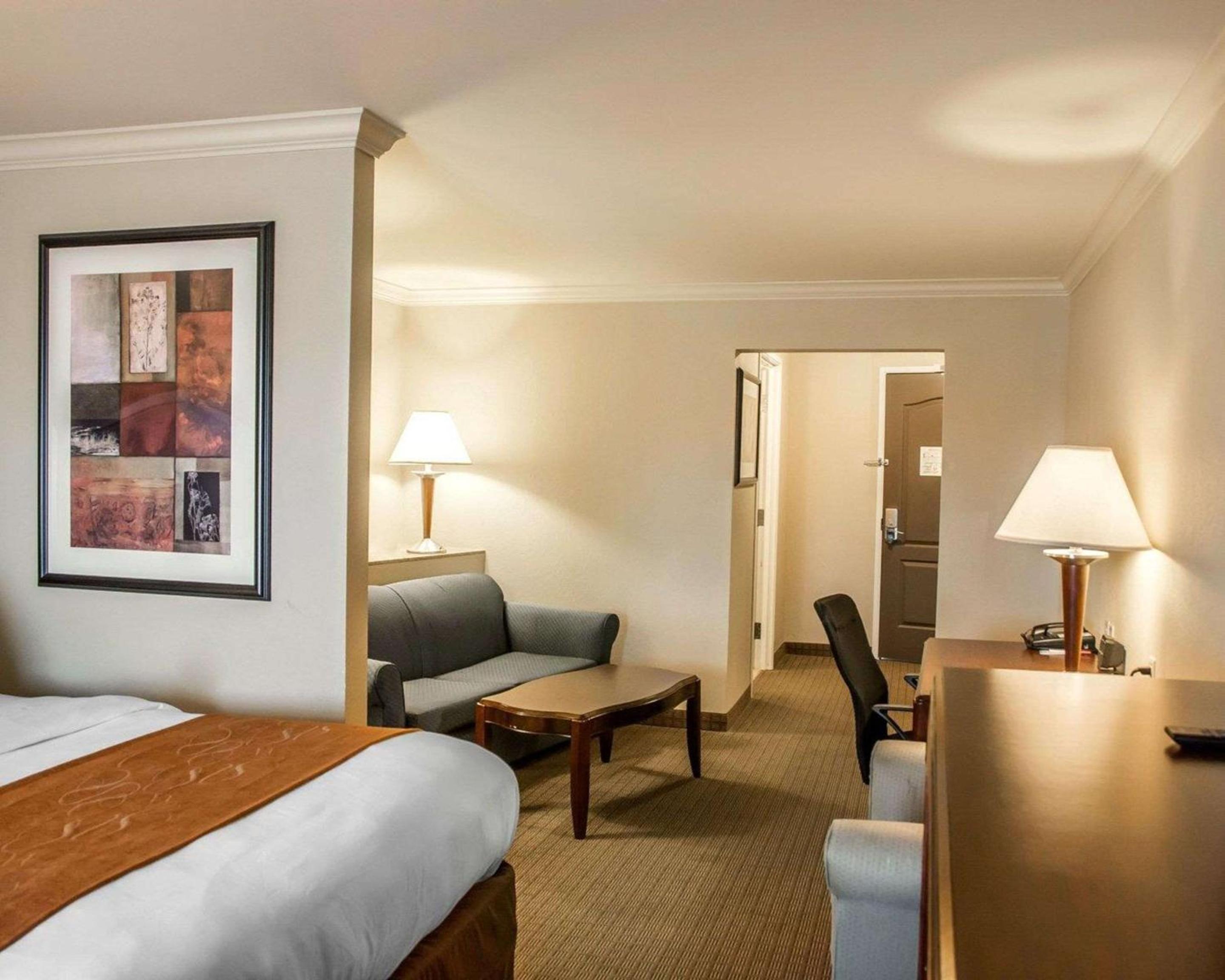 King Suite - Non-Smoking photo 1