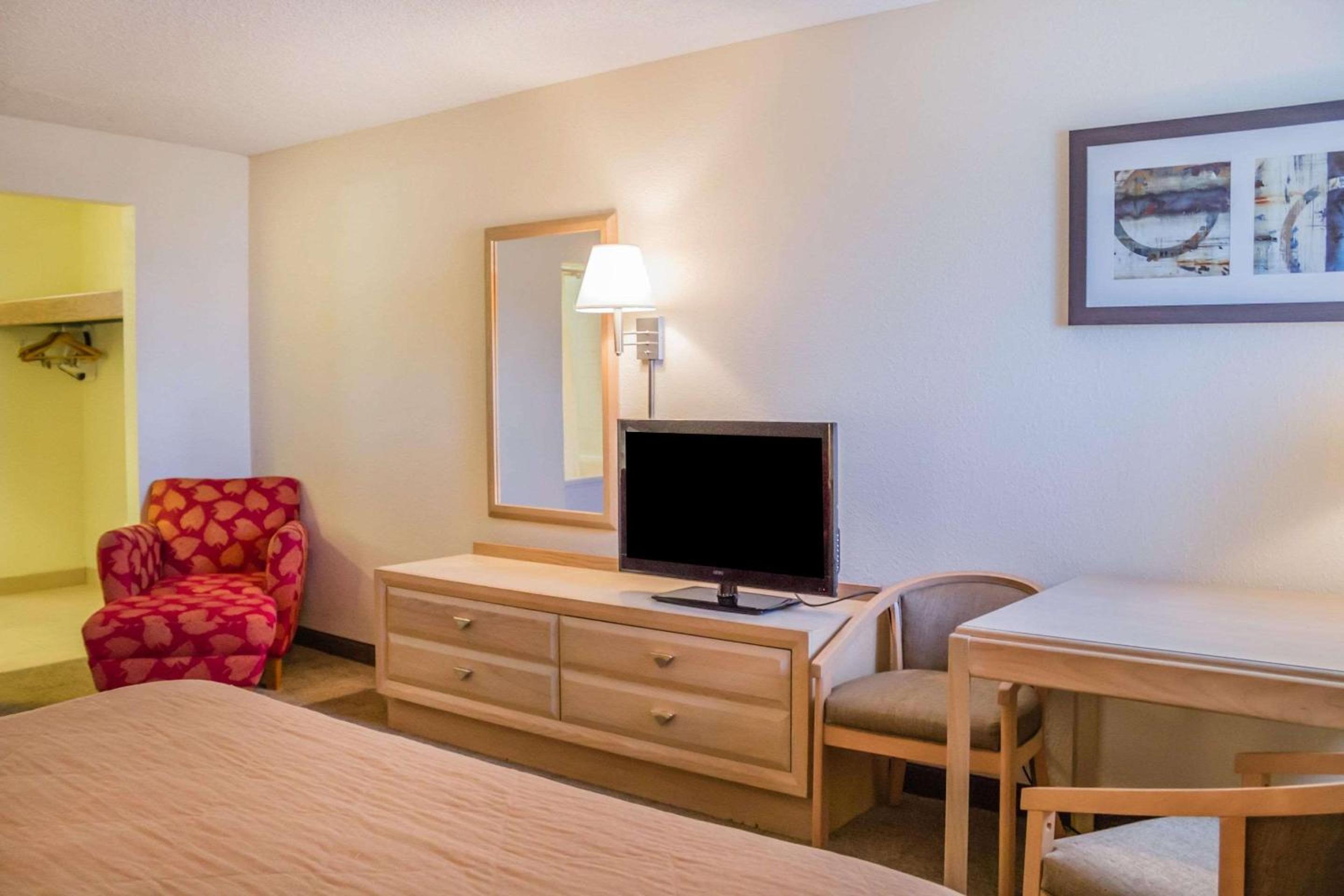 King Room - Non-Smoking - Photo 2