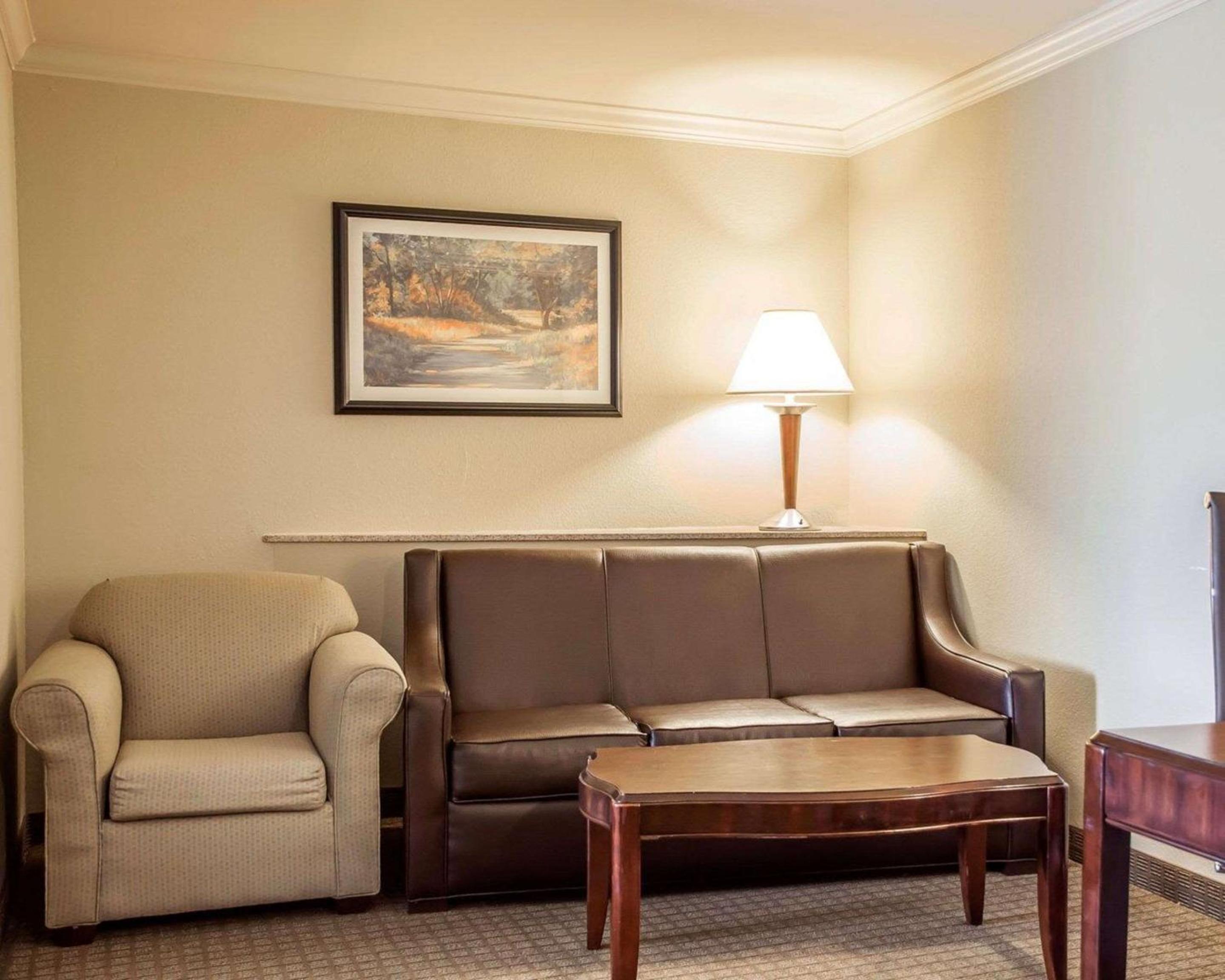Queen Suite - Non-Smoking photo 2