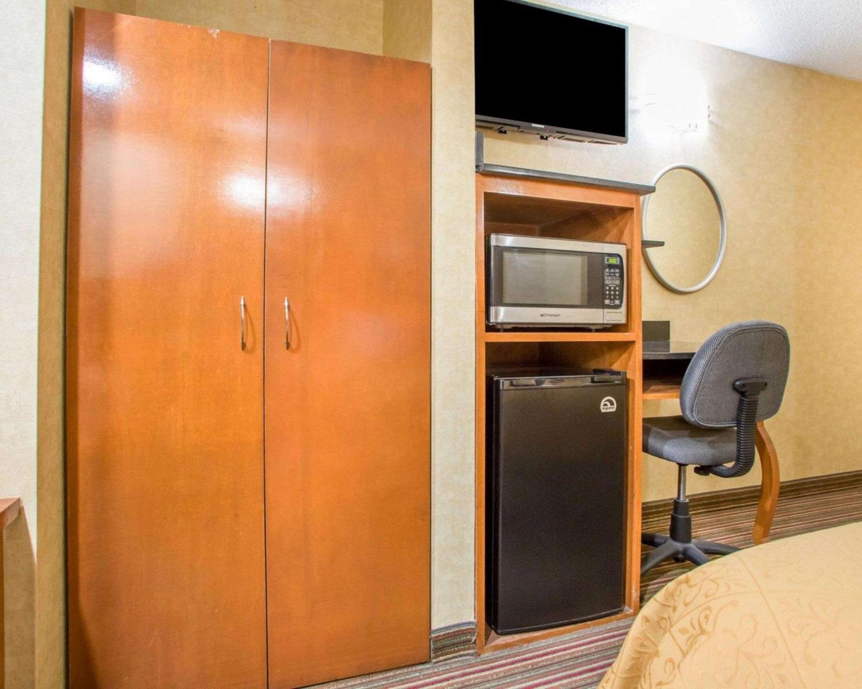 Queen Room - Non-Smoking - Photo 1