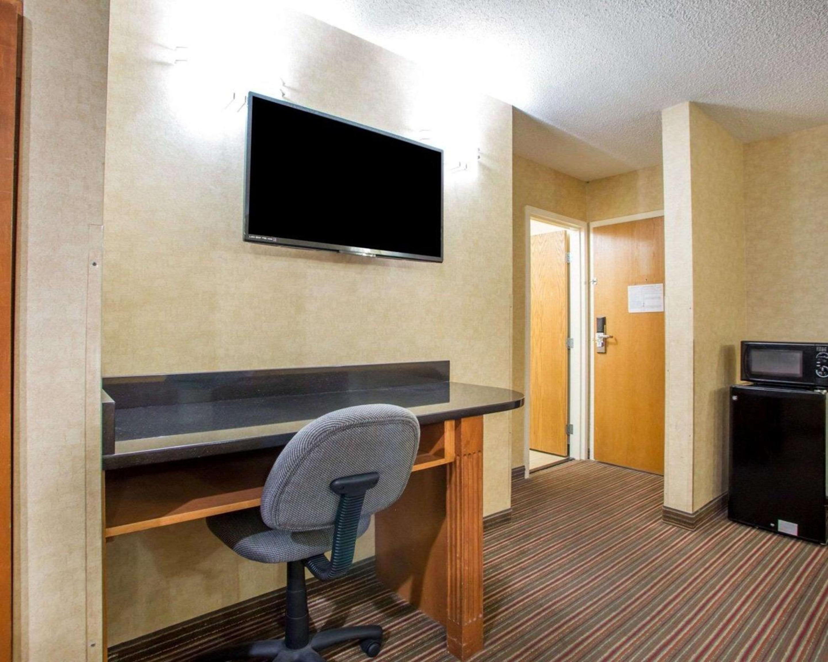 Queen Room - Non-Smoking - Photo 3