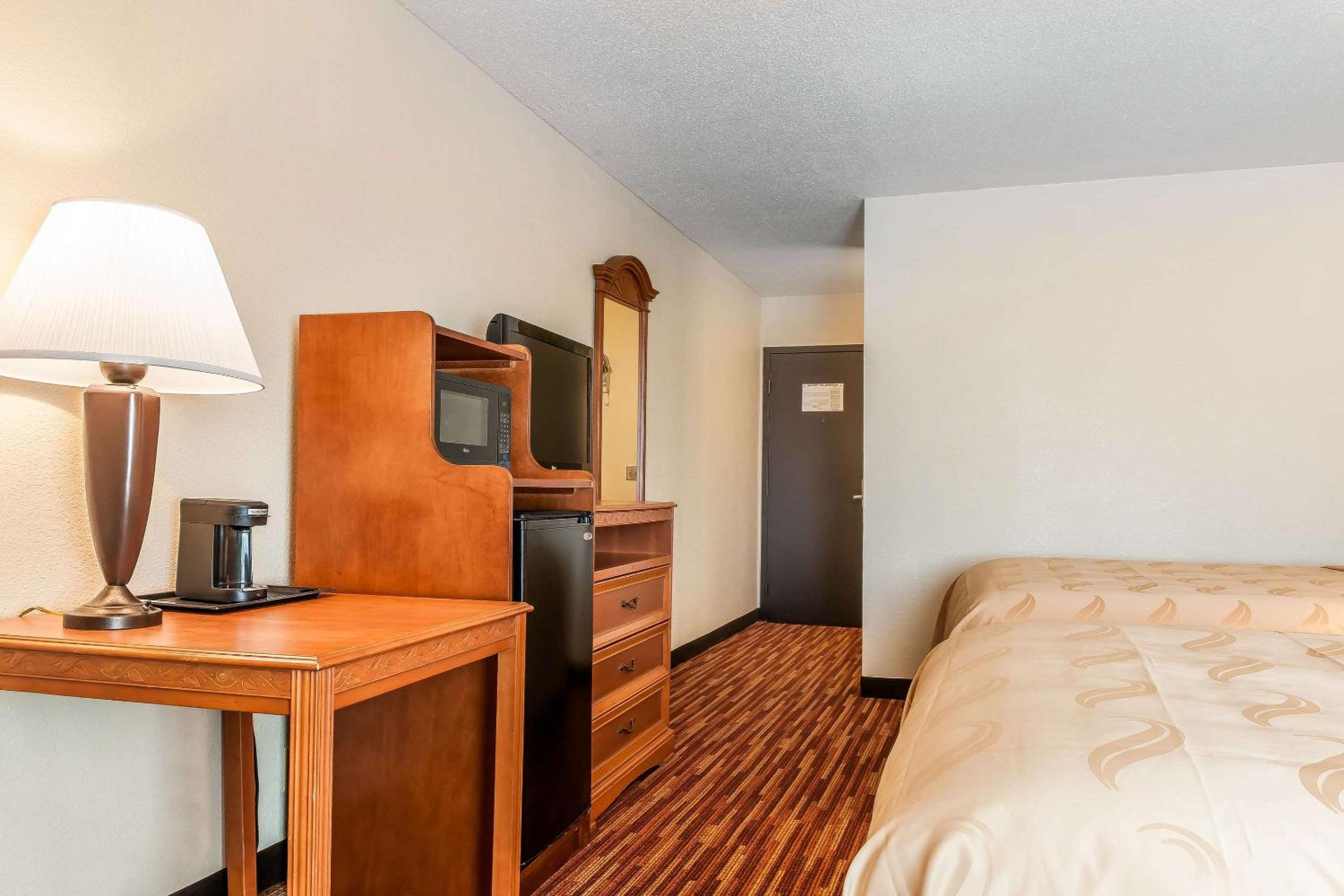 Double Room with Two Double Beds - Smoking - Photo 3