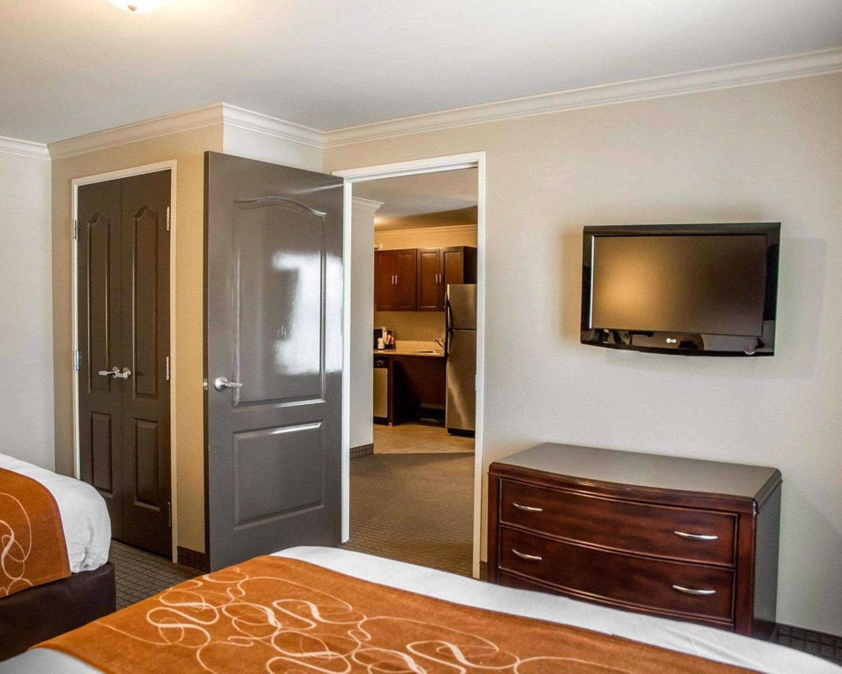 Queen Suite - Disability Access/Non-Smoking photo 3