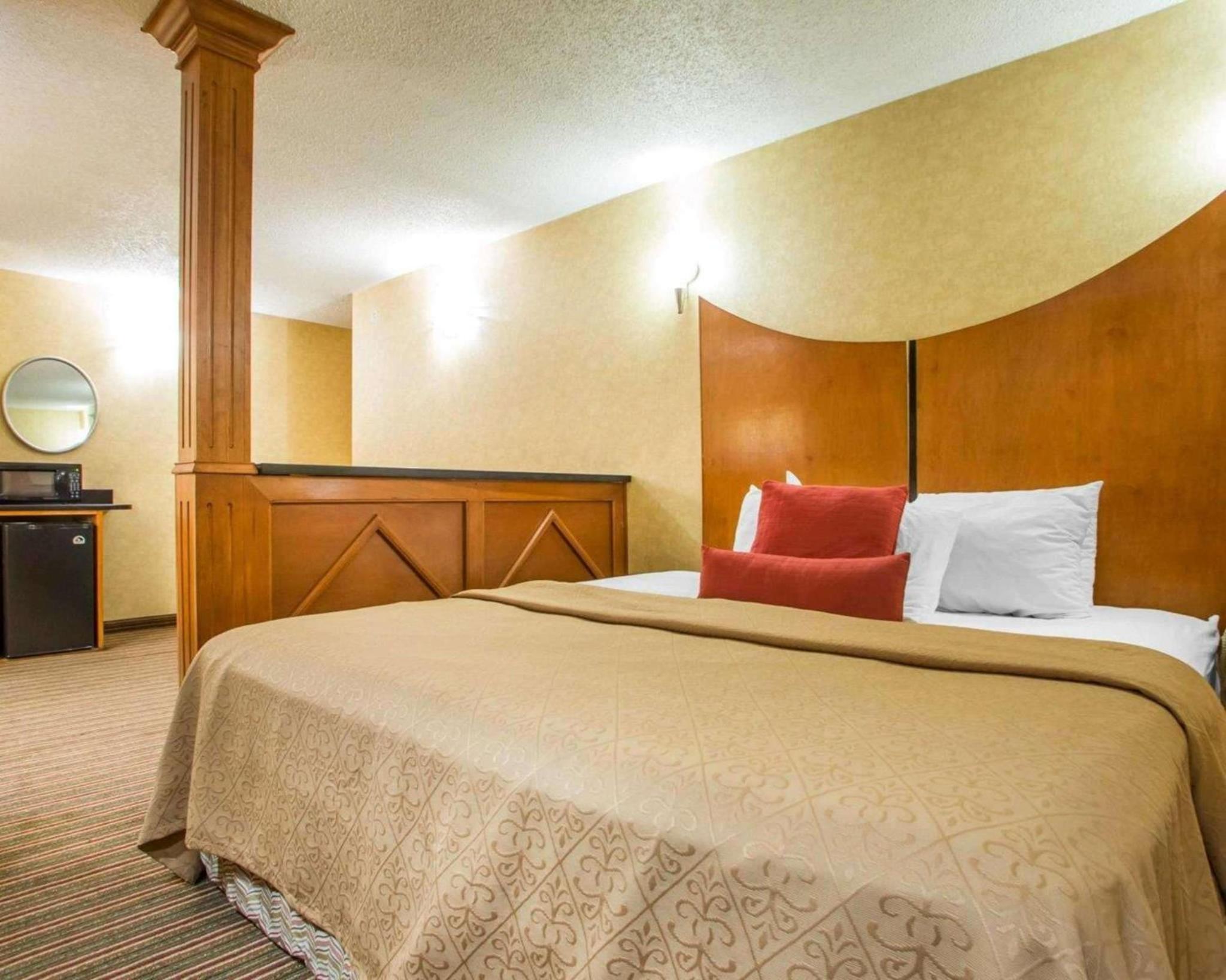 King Suite - Non-Smoking - Photo 5