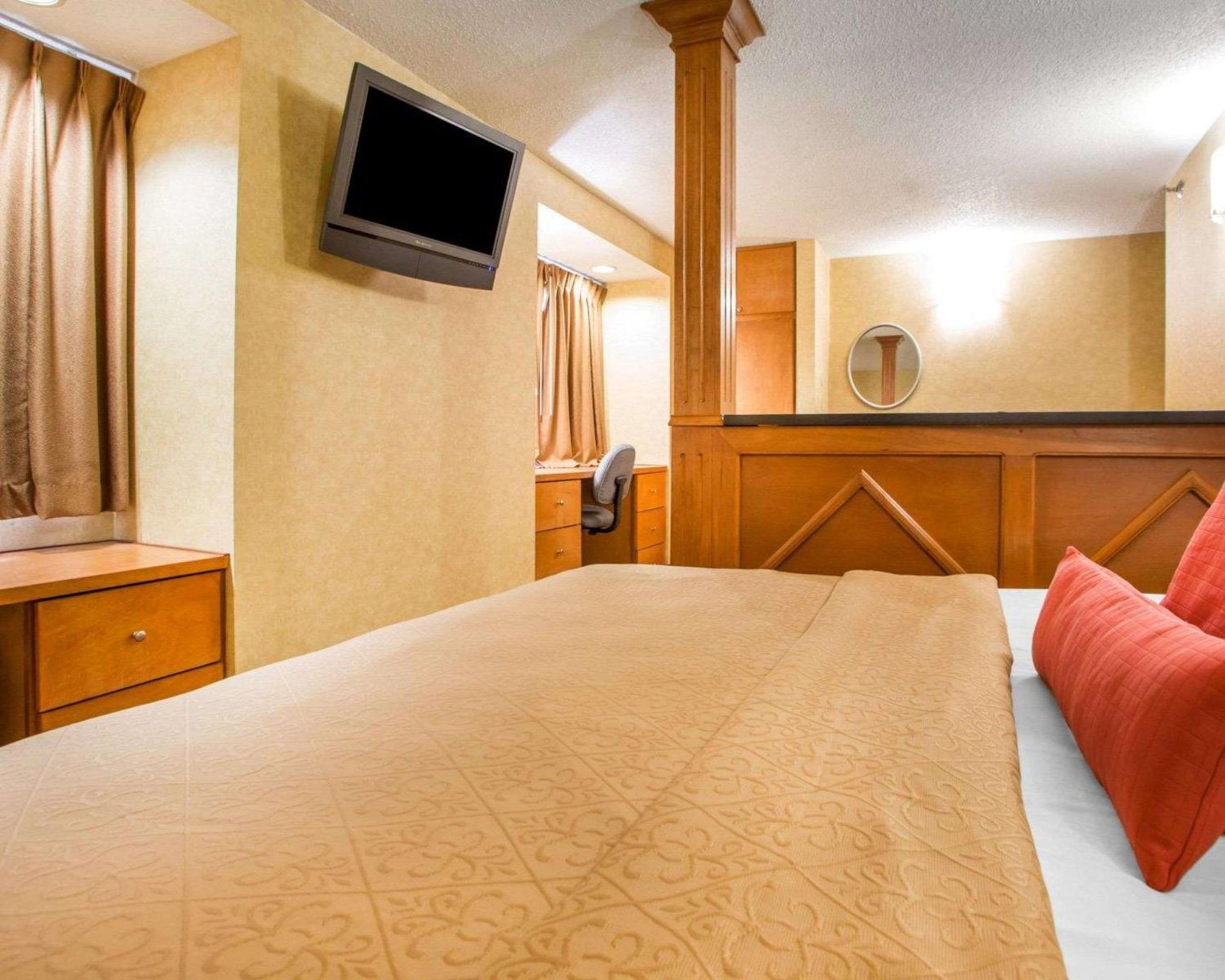 King Suite - Non-Smoking - Photo 6