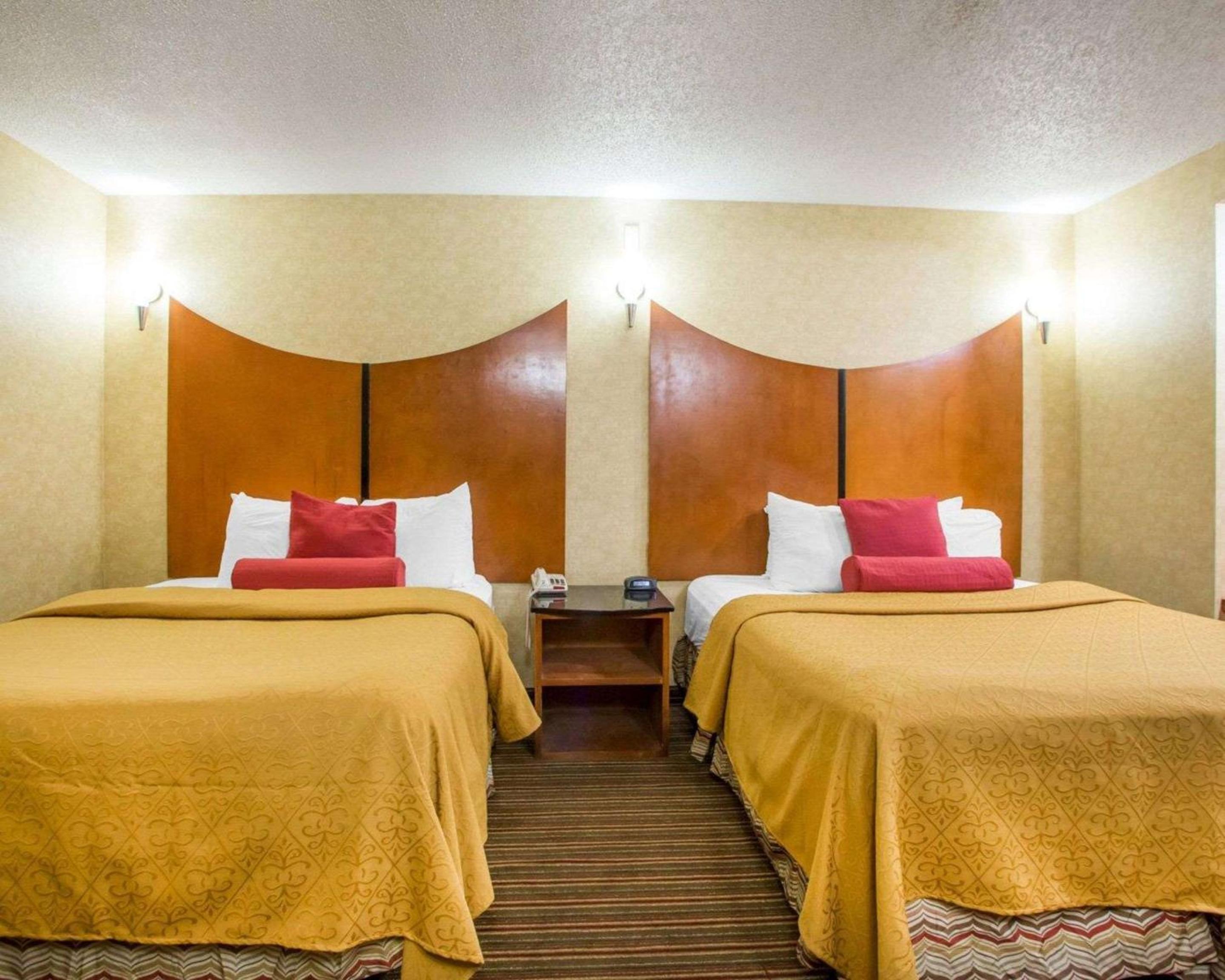 Queen Room with Two Queen Beds - Non-Smoking - Photo 7