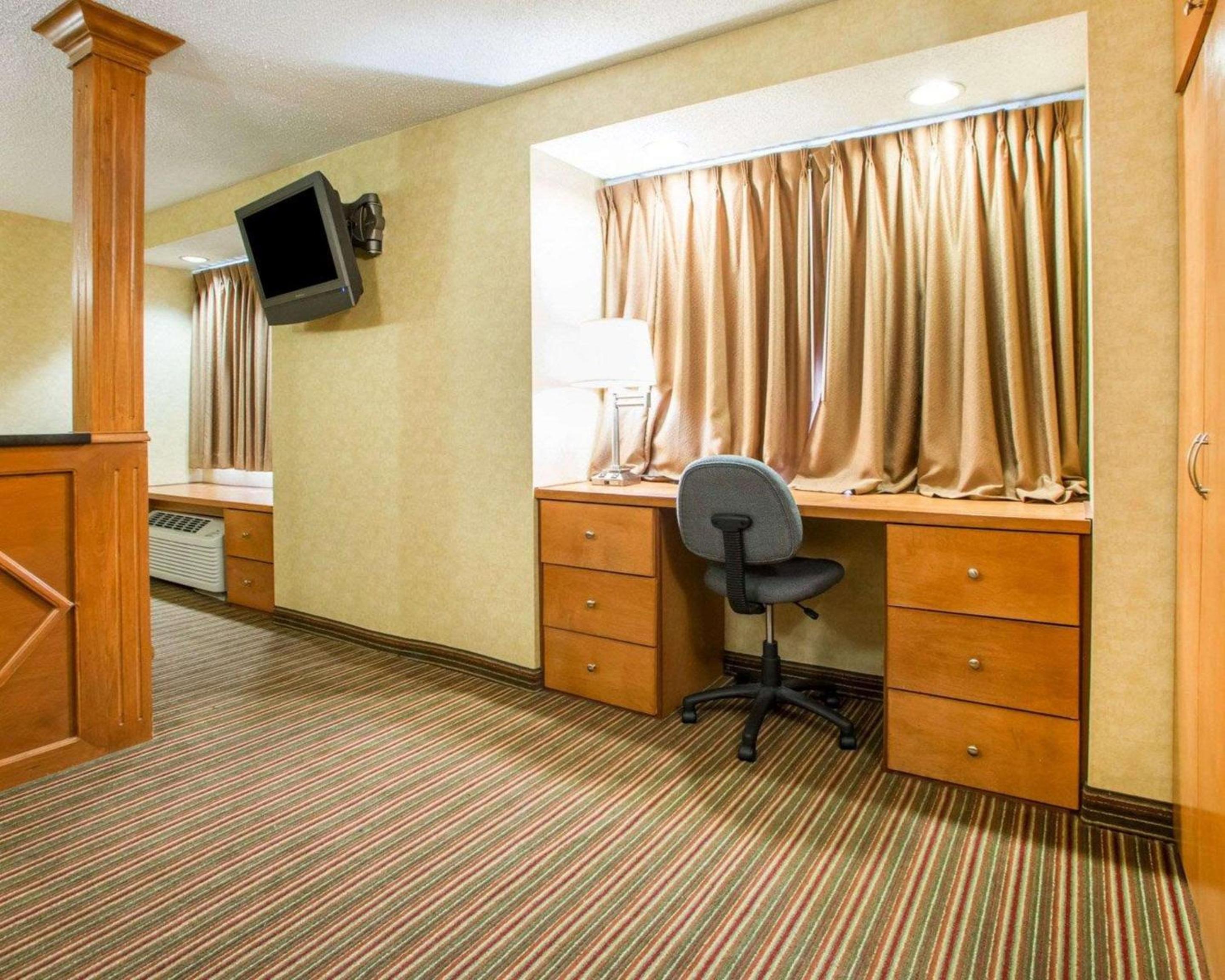 King Suite - Non-Smoking - Photo 9