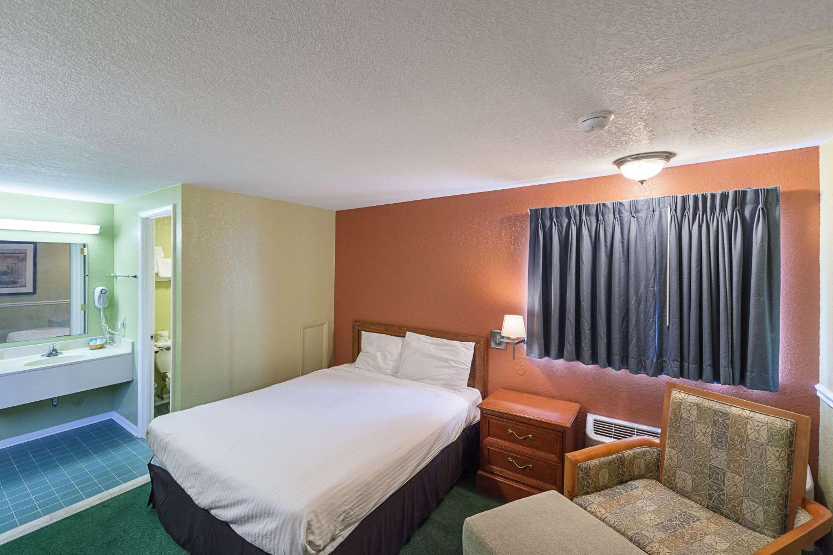 Queen Room - Non-Smoking photo 1