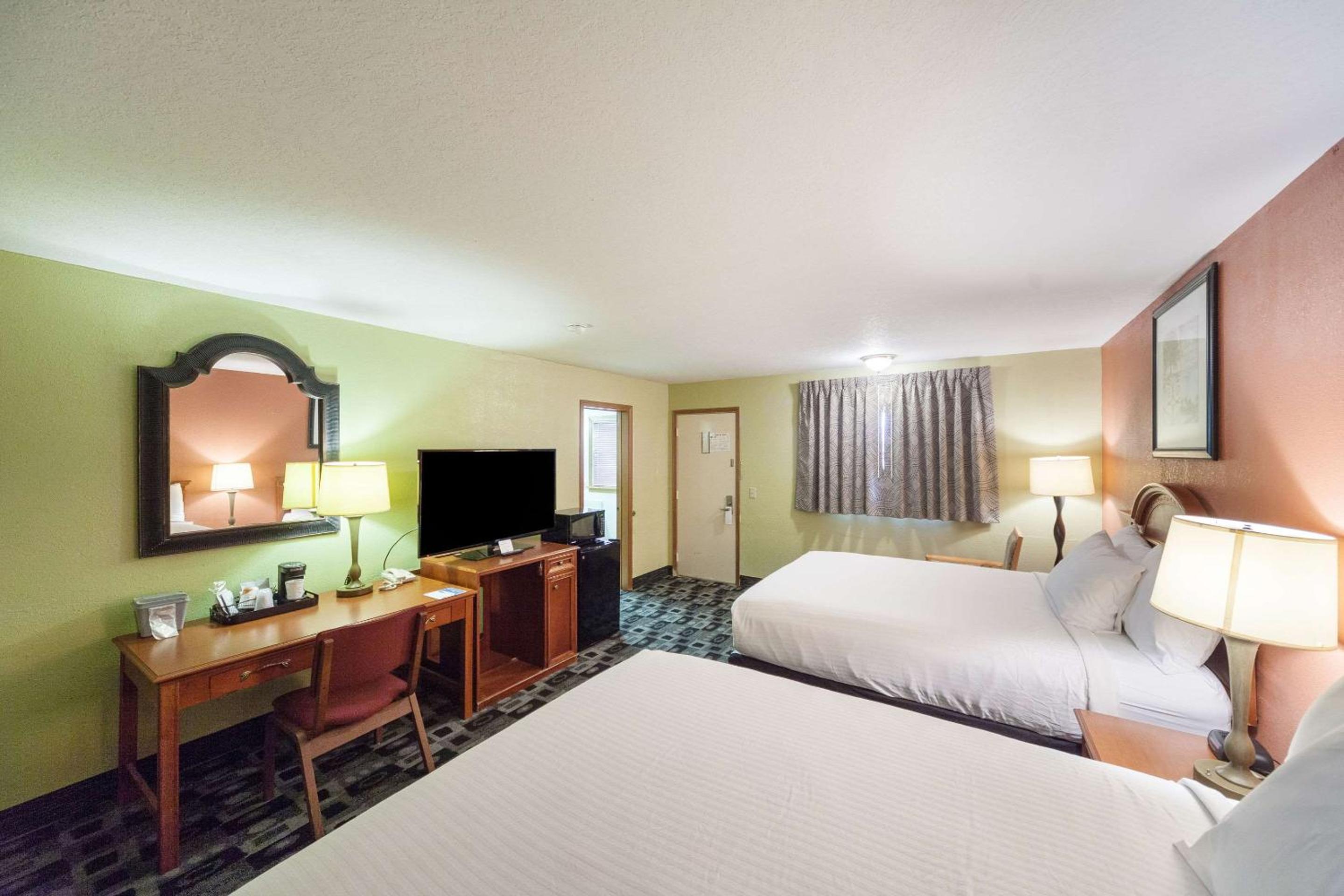 Queen Room with Two Queen Beds - Non-Smoking photo 1