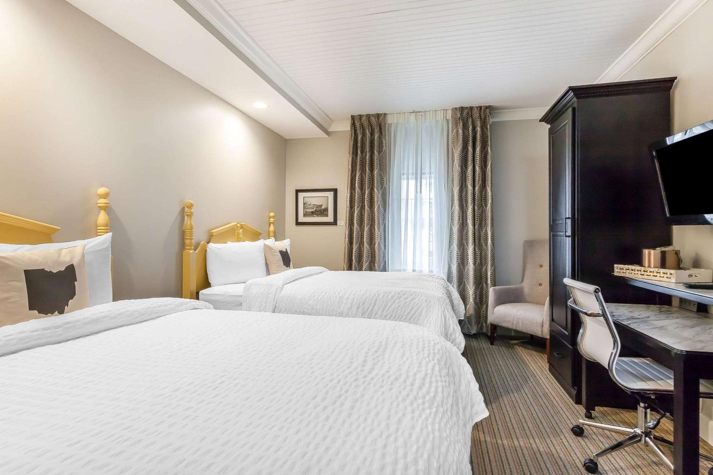 Deluxe Queen Room with Two Queen Beds - Photo 2