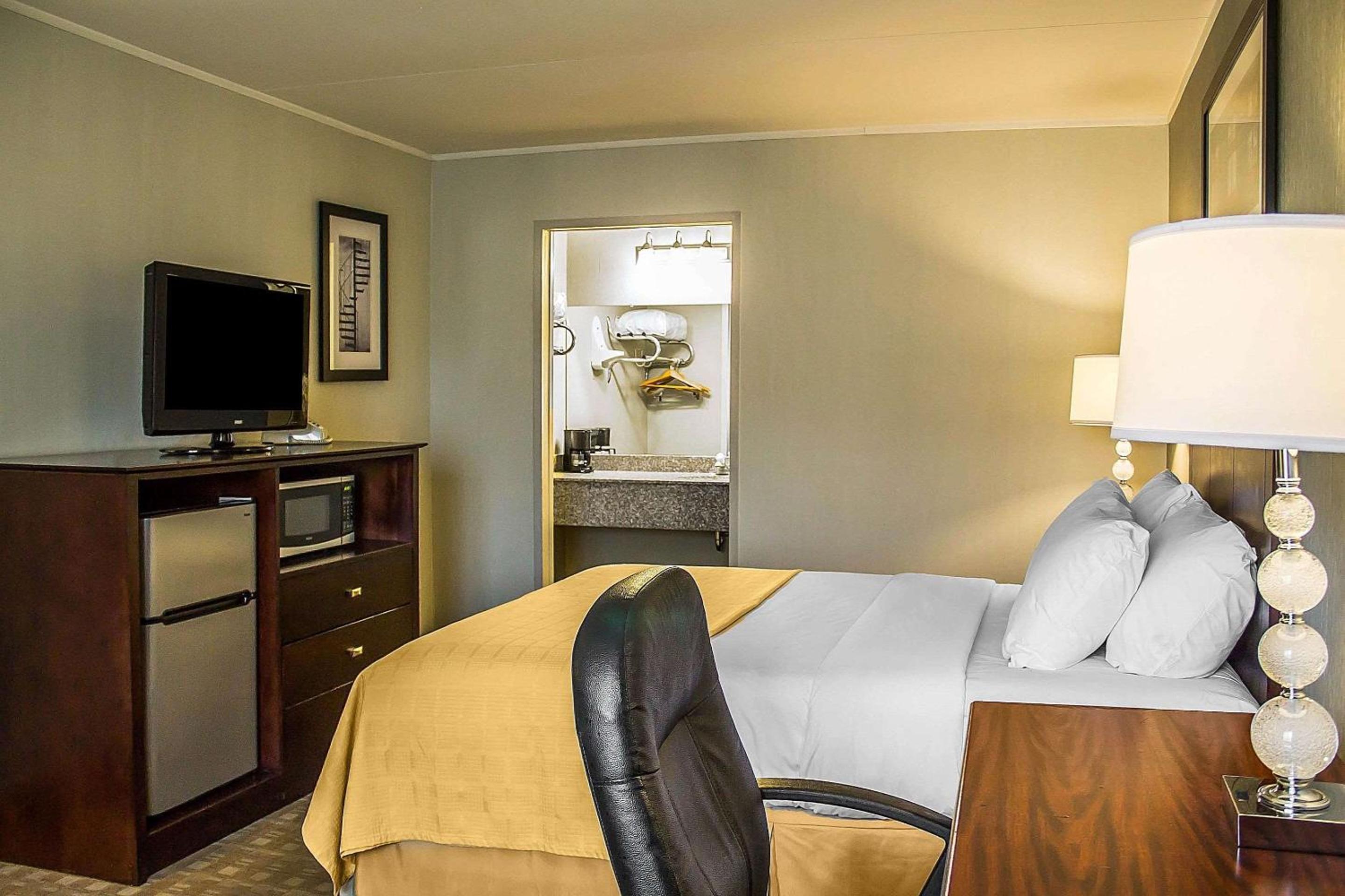 Queen Room - Non-Smoking - Photo 2