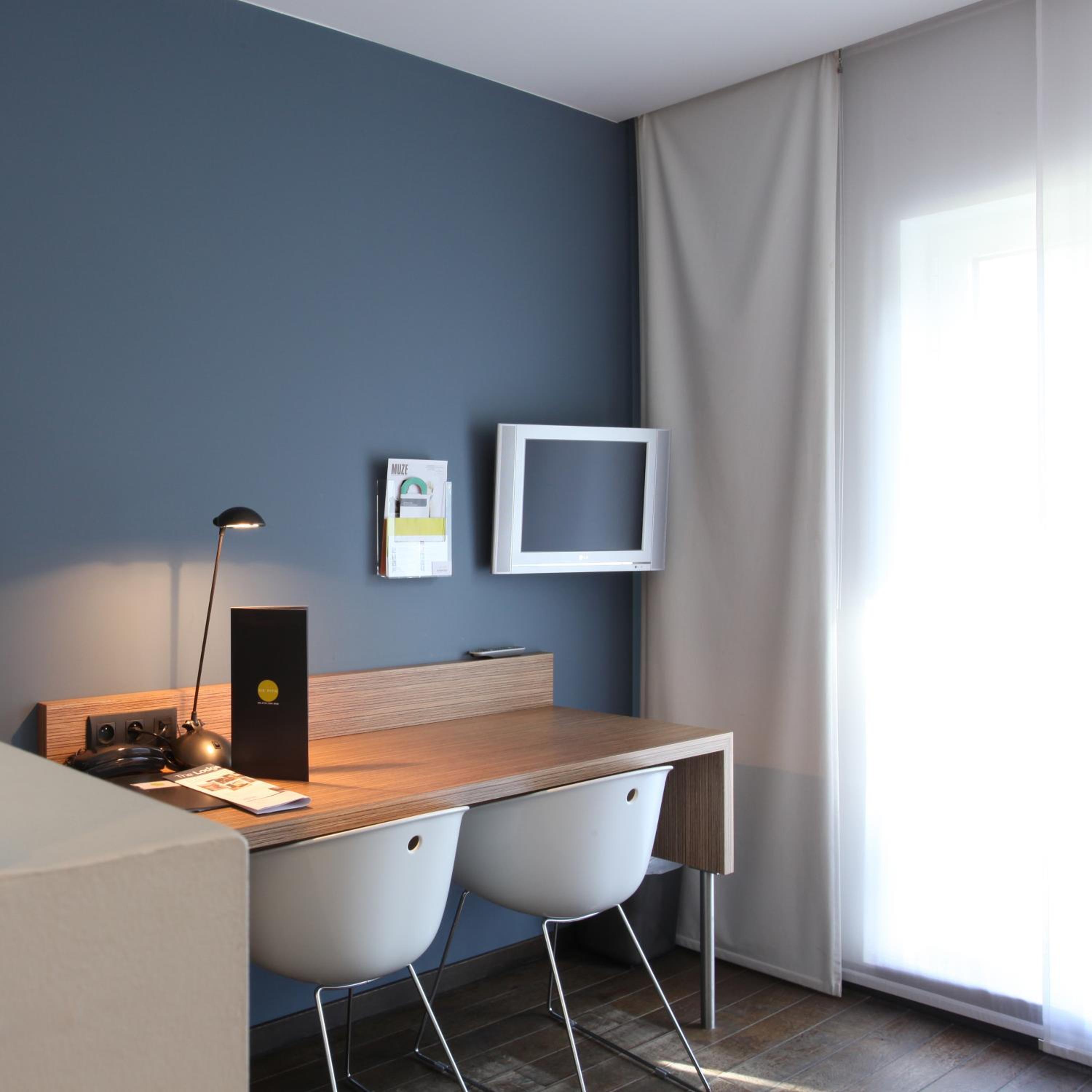 Double Room with Circuit View - Photo 6