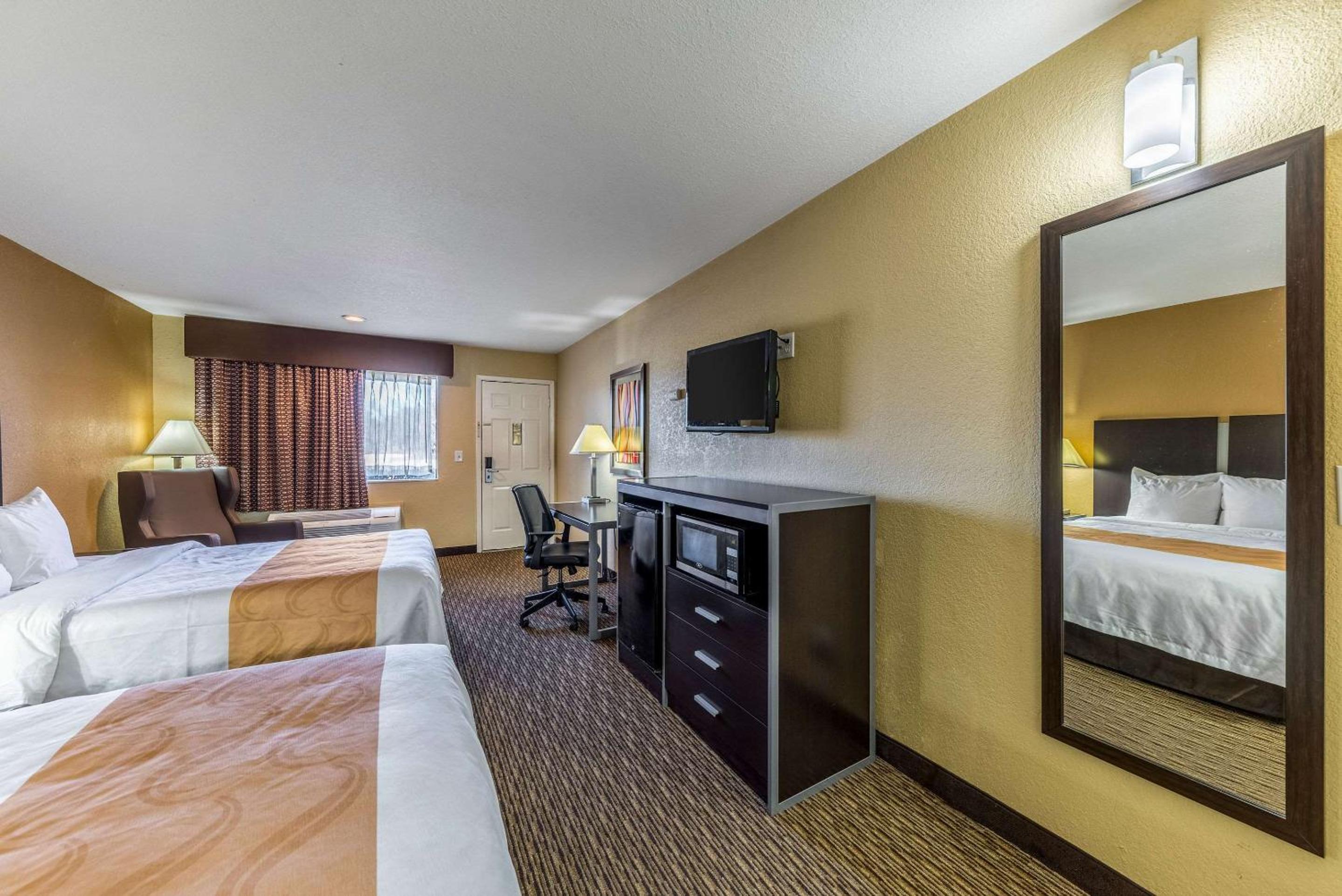 Queen Room with Two Queen Beds - Non-Smoking photo 3