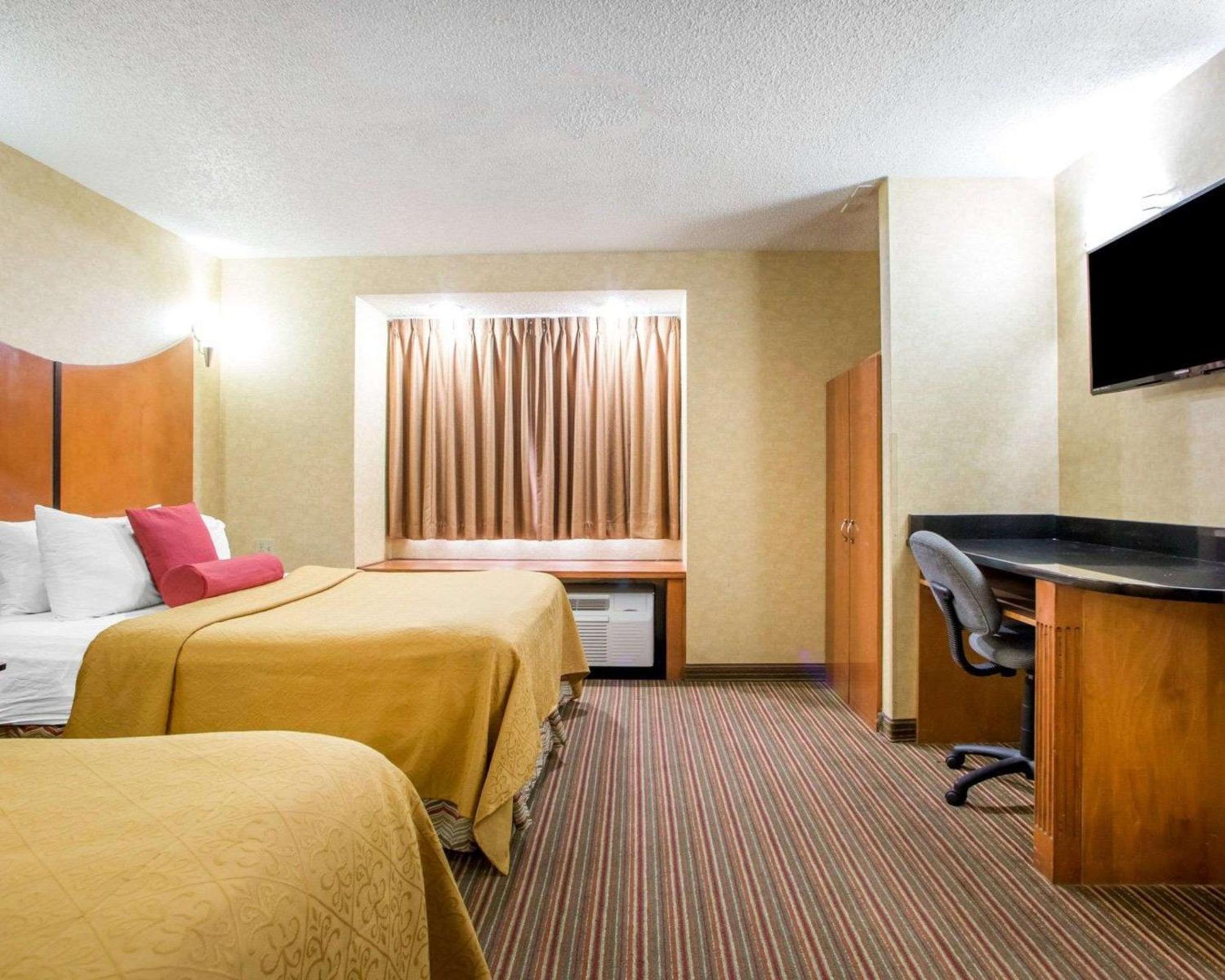 Queen Room with Two Queen Beds - Non-Smoking - Photo 4