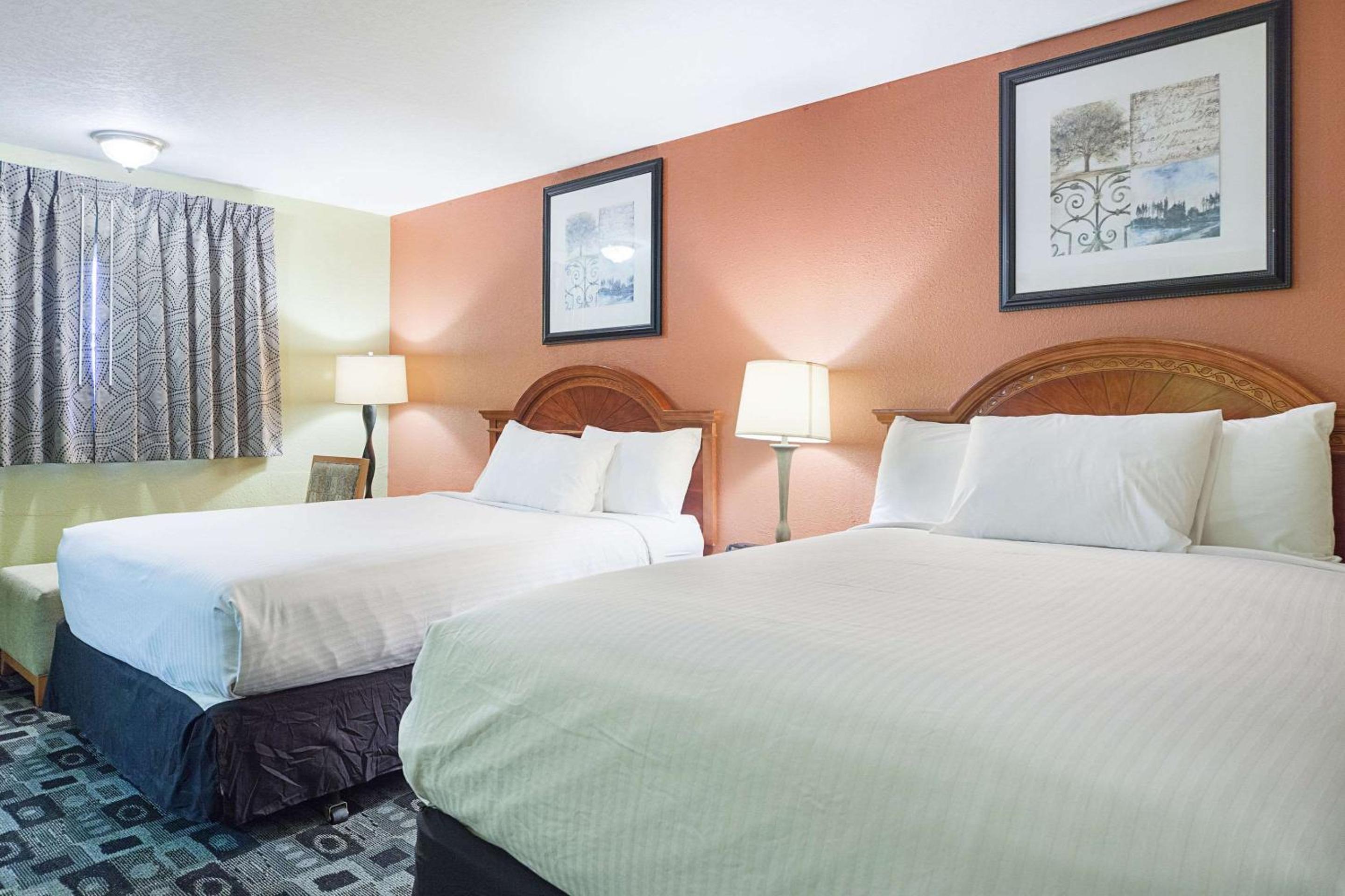 Queen Room with Two Queen Beds - Non-Smoking photo 2