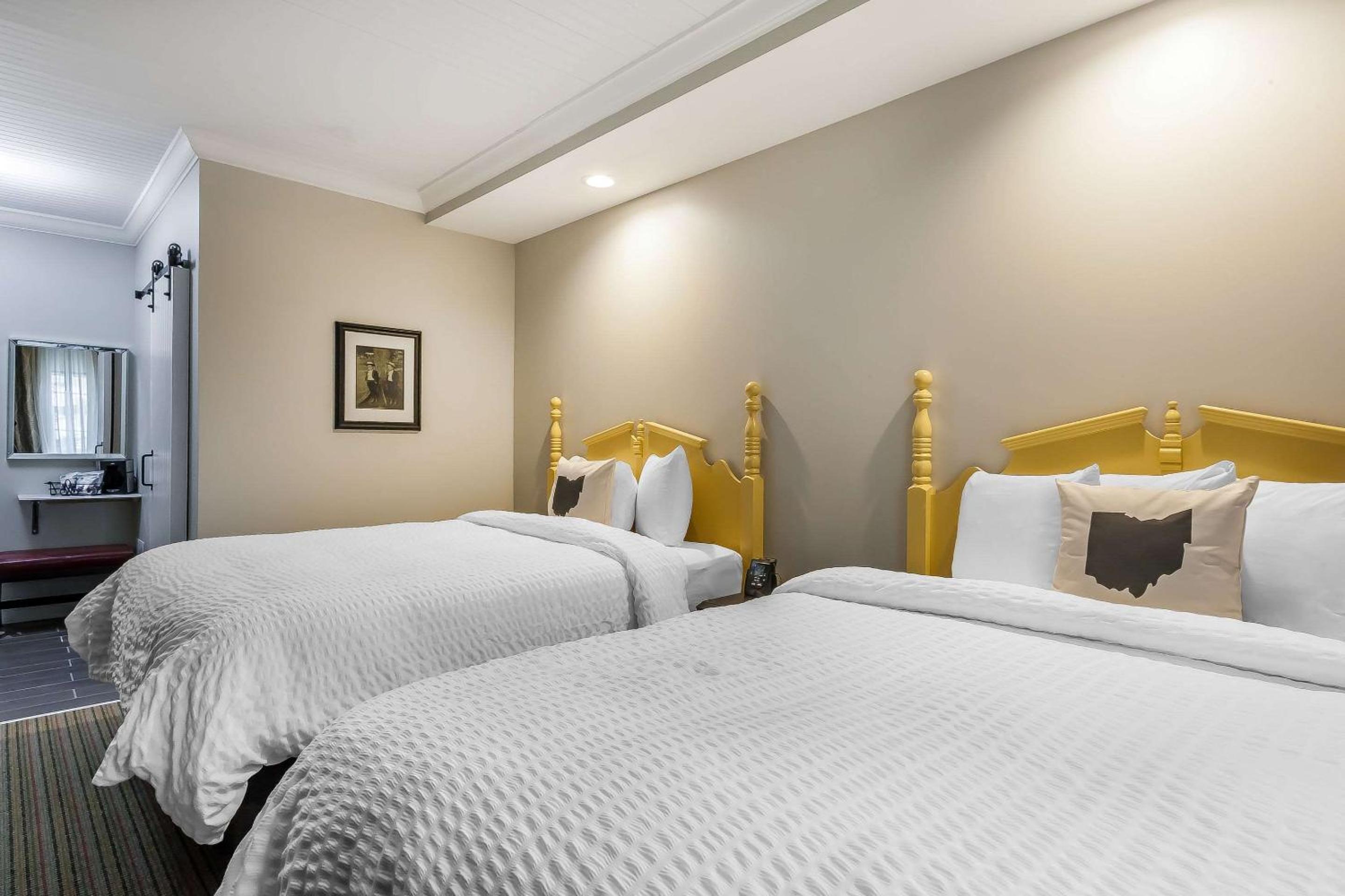 Deluxe Queen Room with Two Queen Beds - Photo 4