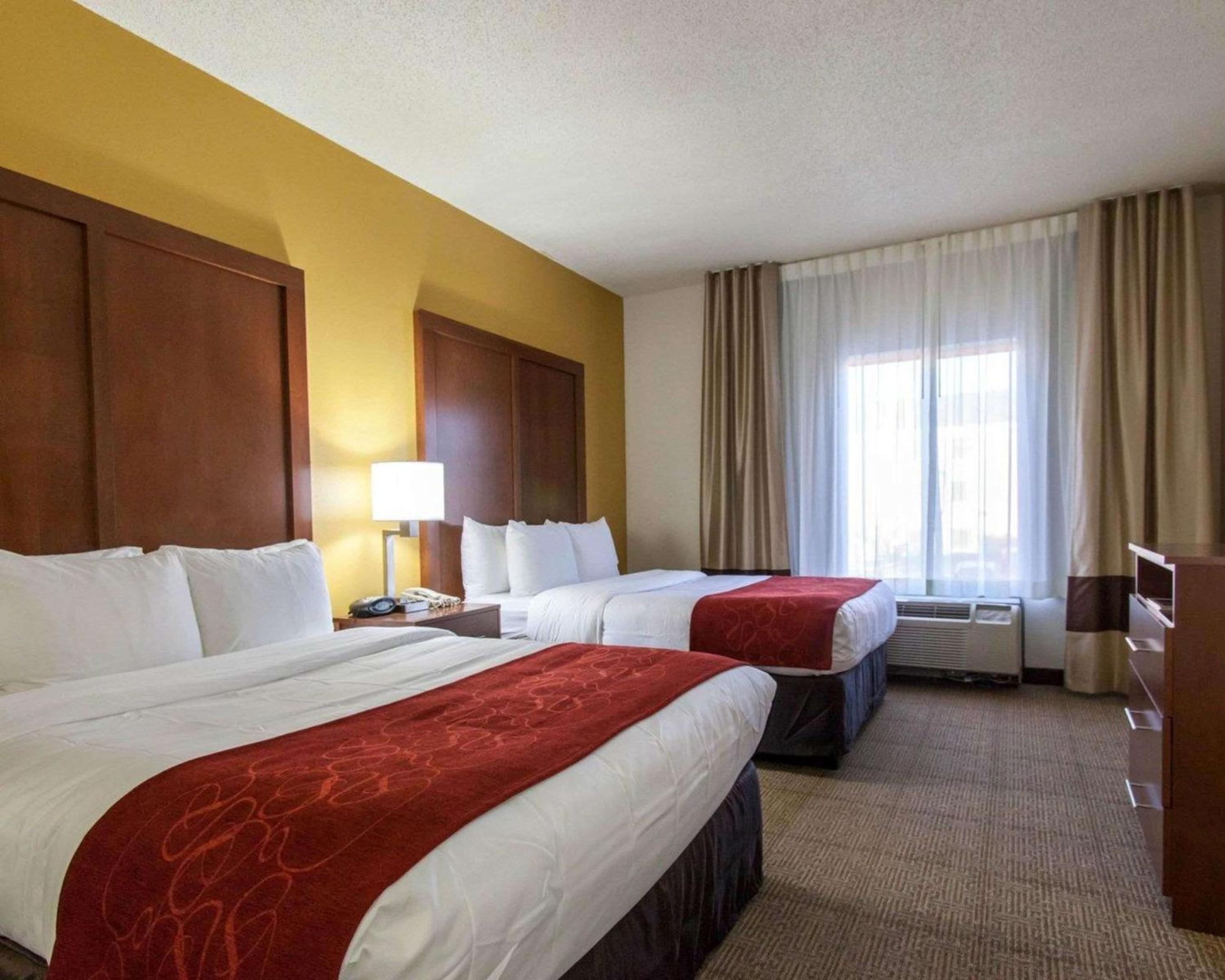 Standard Queen Suite with Two Queen Beds - Photo 3