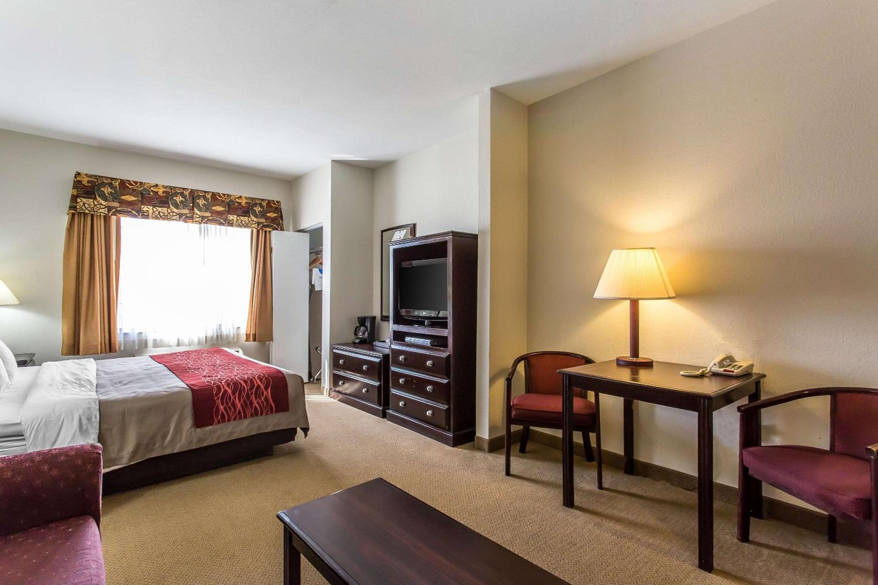 King Suite - Non-Smoking - Photo 3
