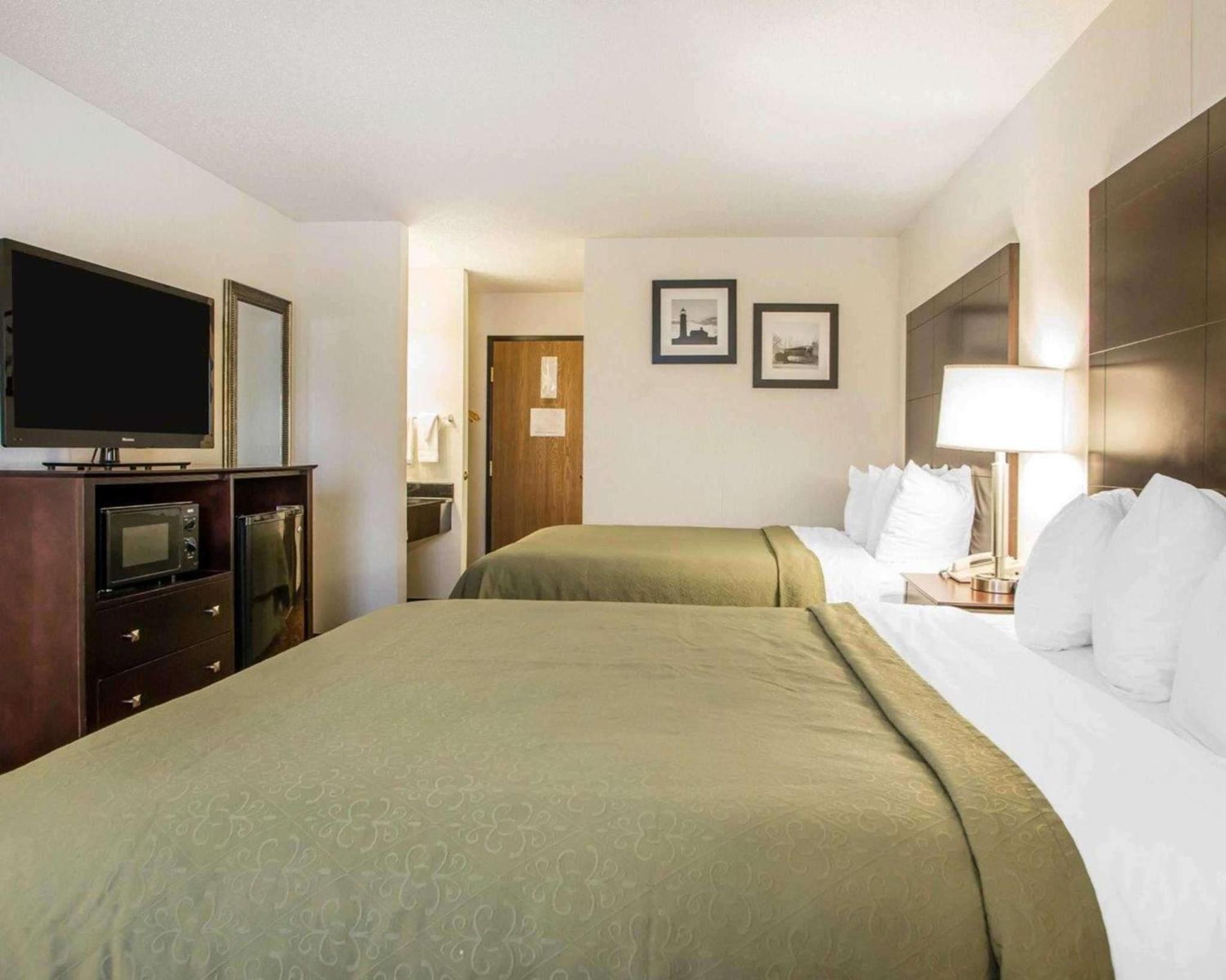 Queen Room with Two Queen Beds - Non-Smoking - Photo 2
