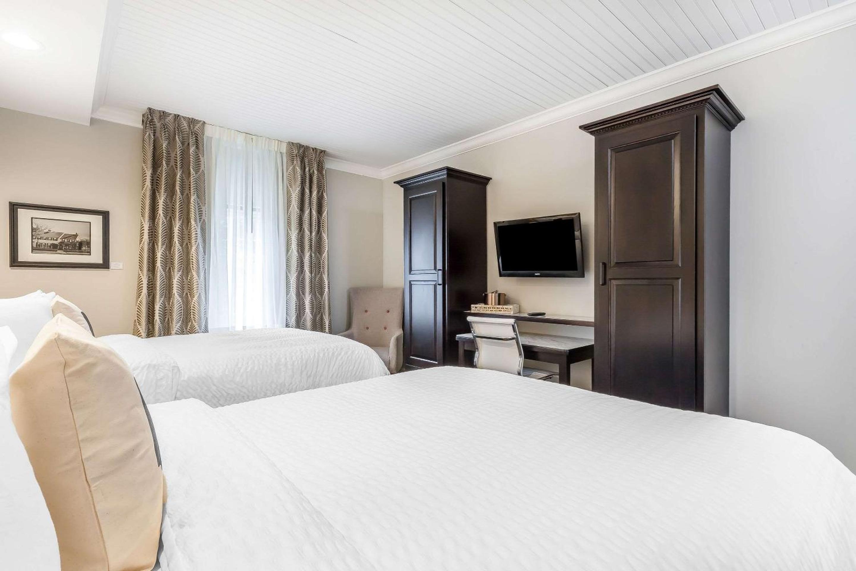 Deluxe Queen Room with Two Queen Beds - Photo 3