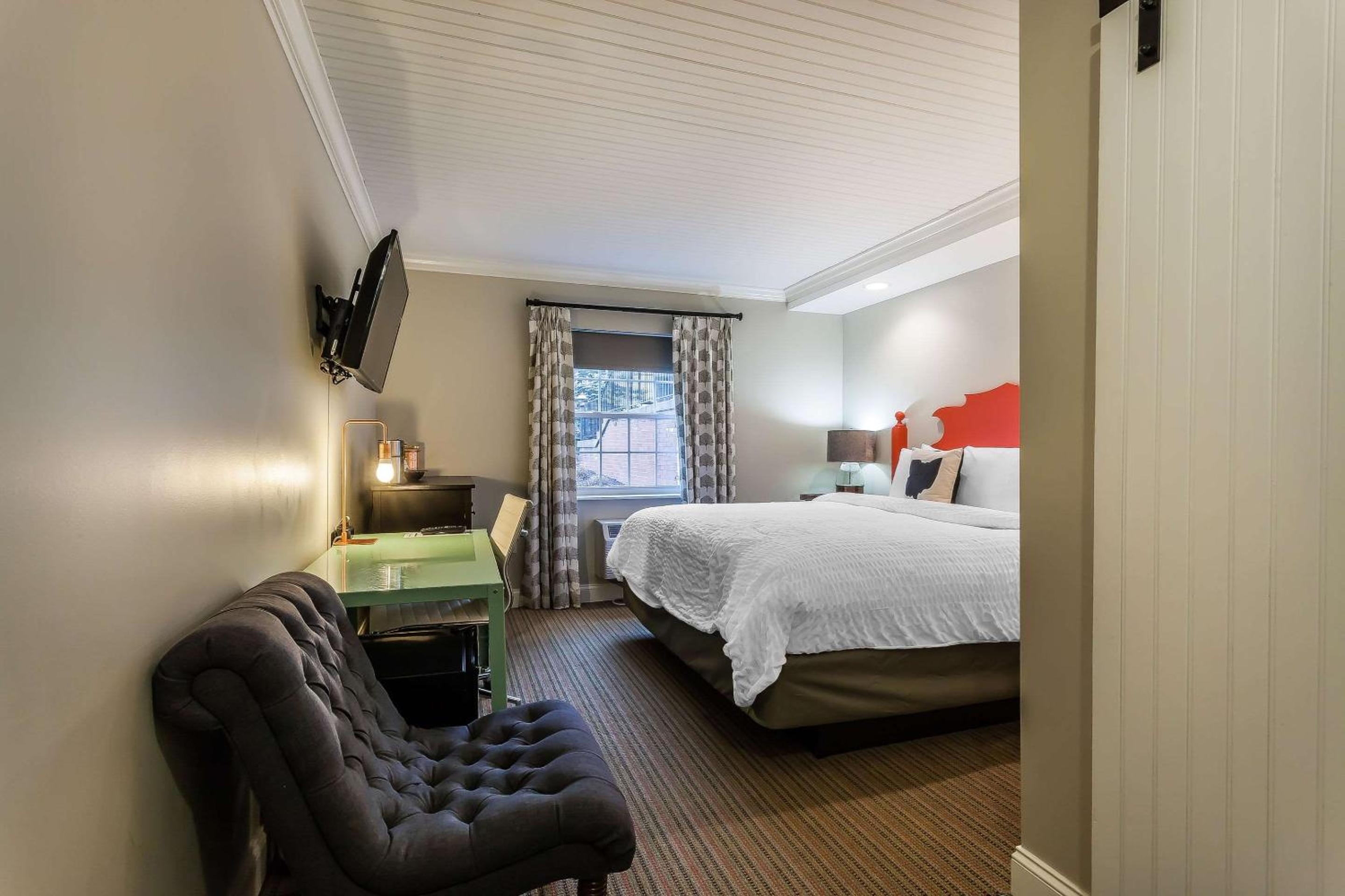 Deluxe King Room - Photo 4