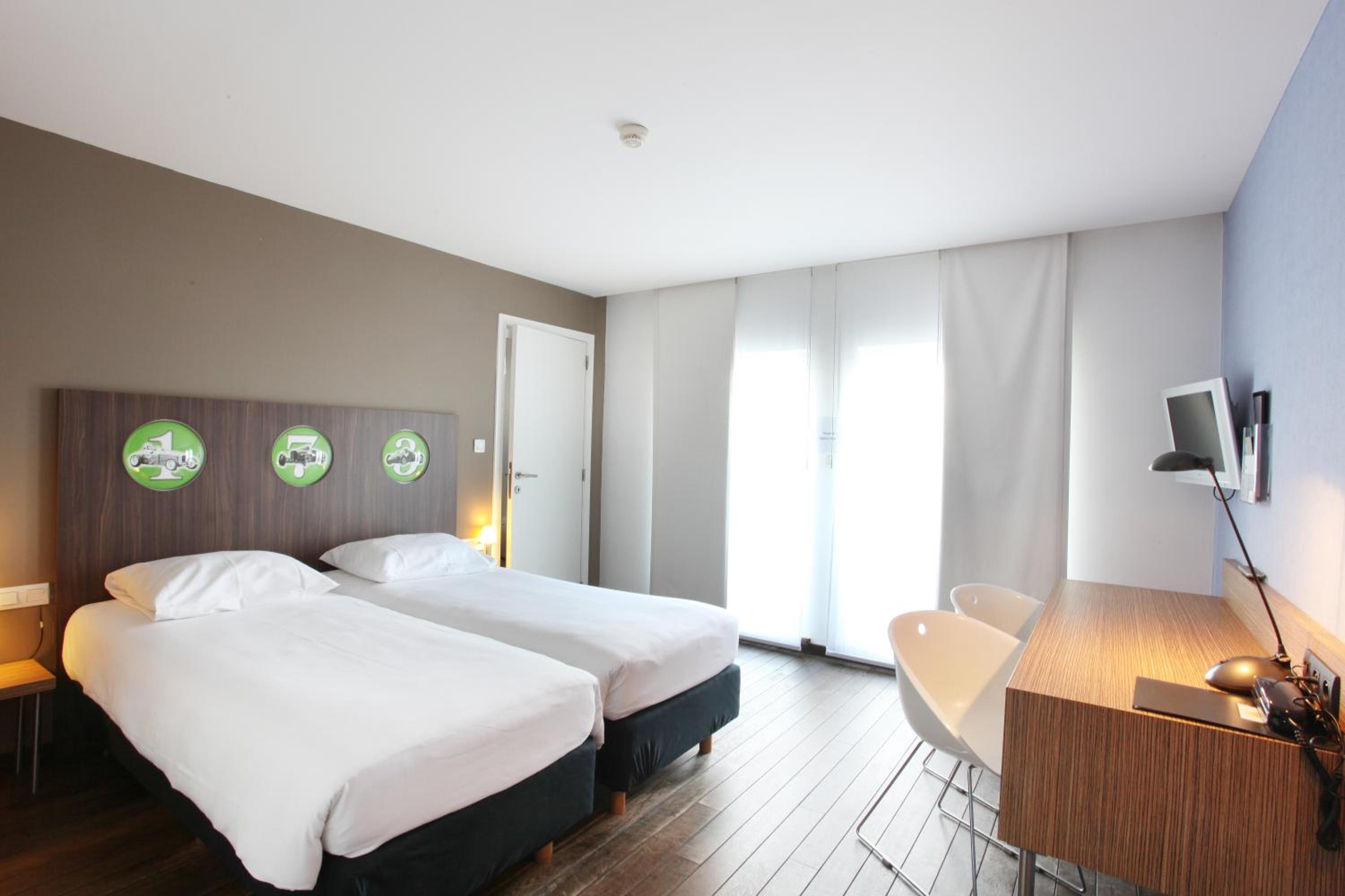 Double Room with Circuit View - Photo 3