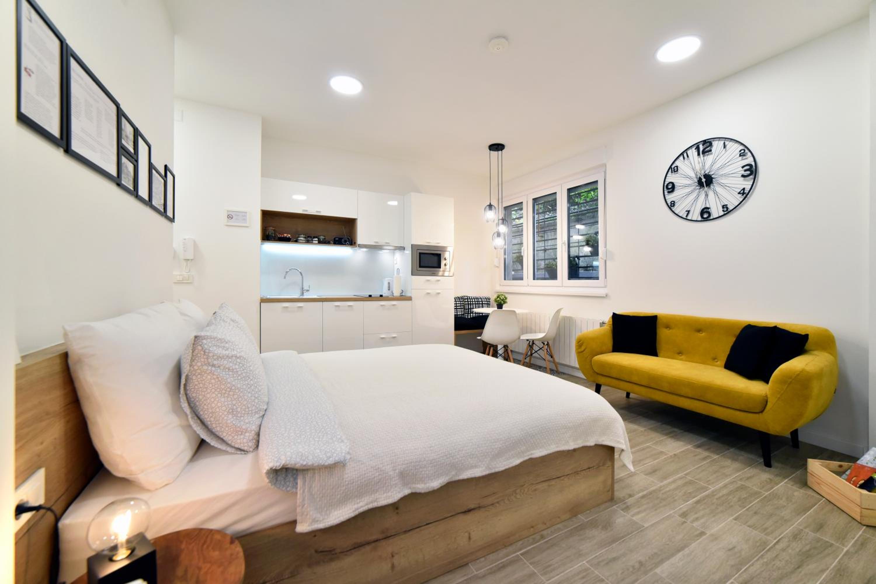Studio Apartment - Photo 15