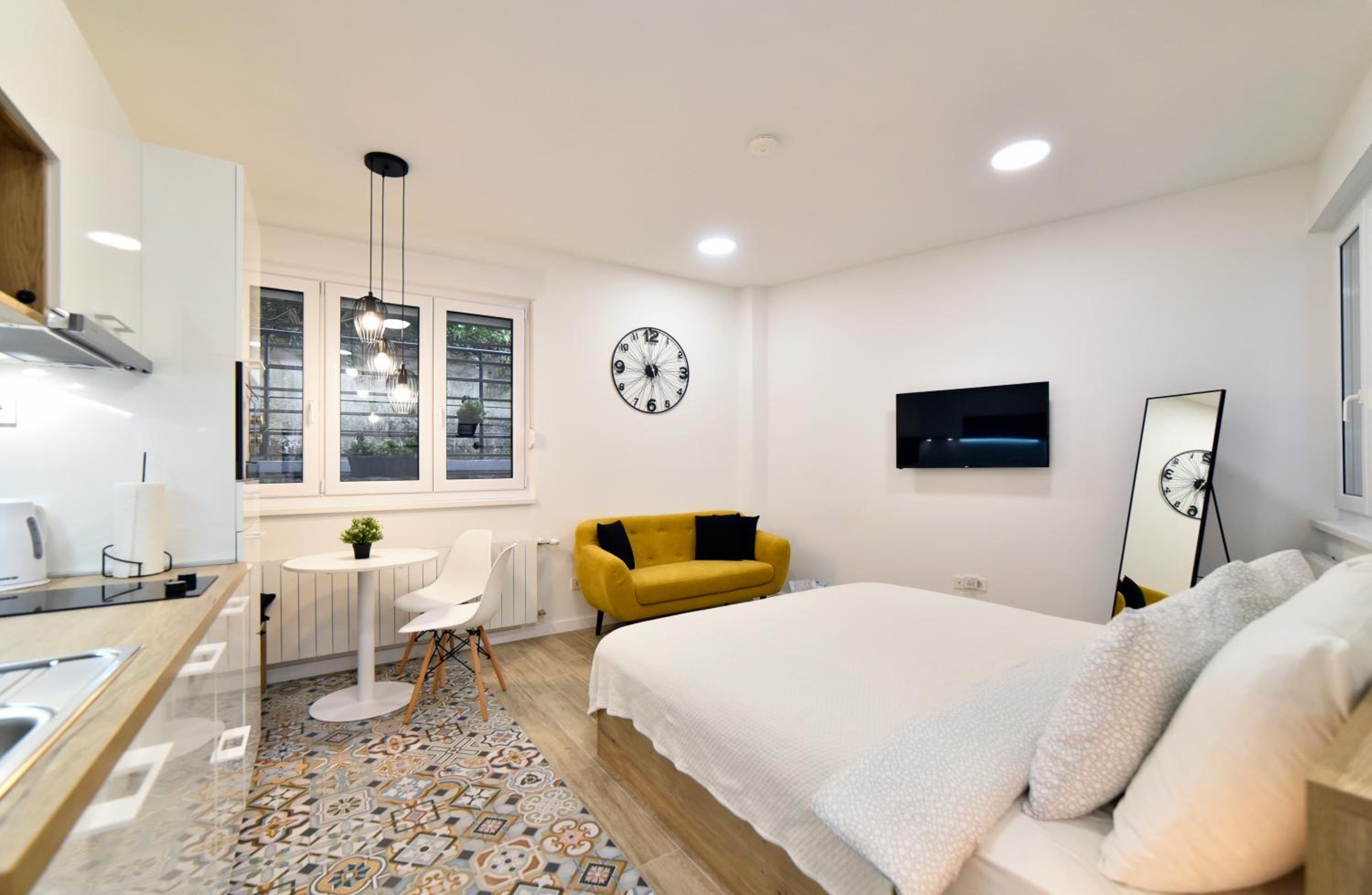 Studio Apartment - Photo 2