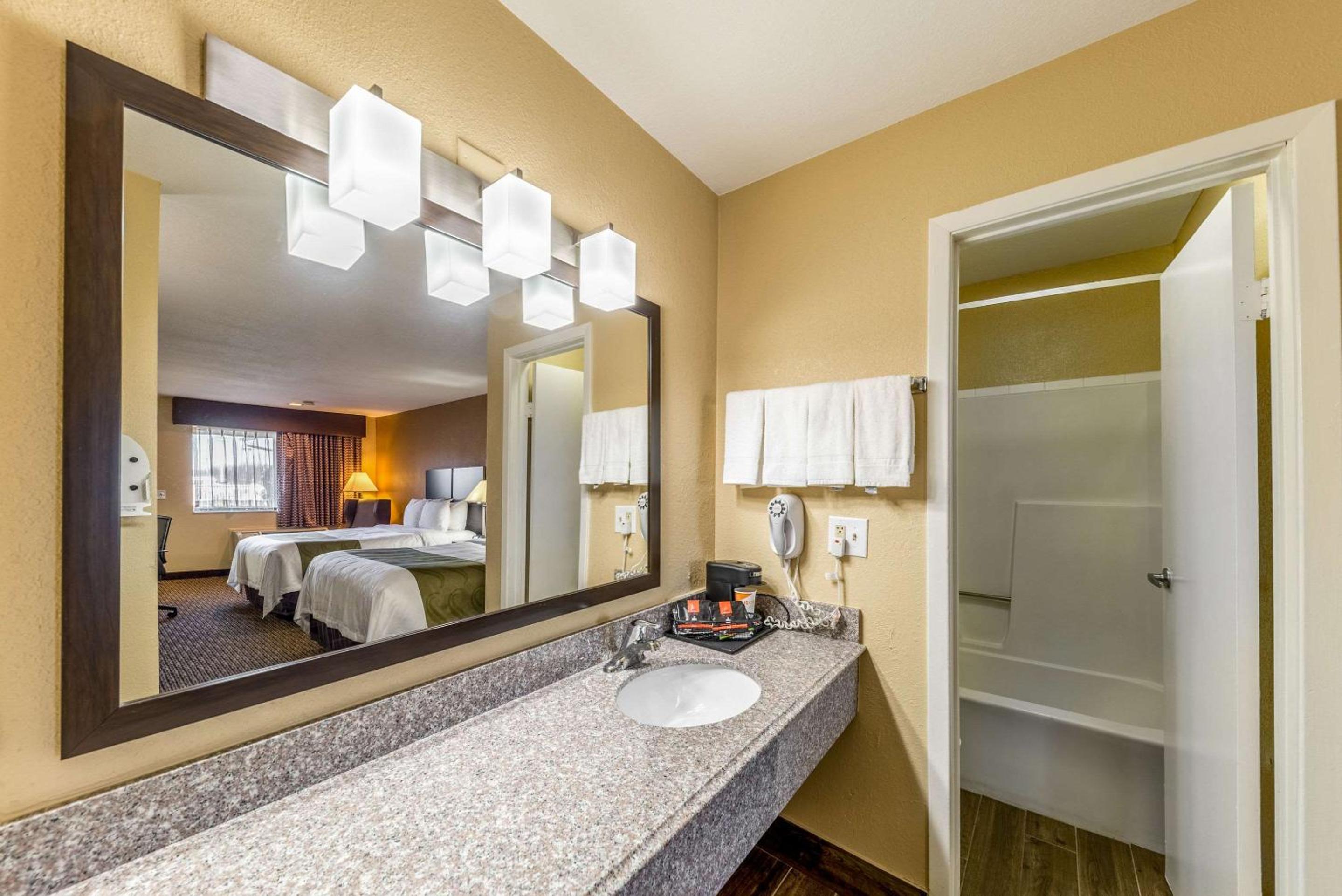 Queen Room with Two Queen Beds - Non-Smoking photo 2