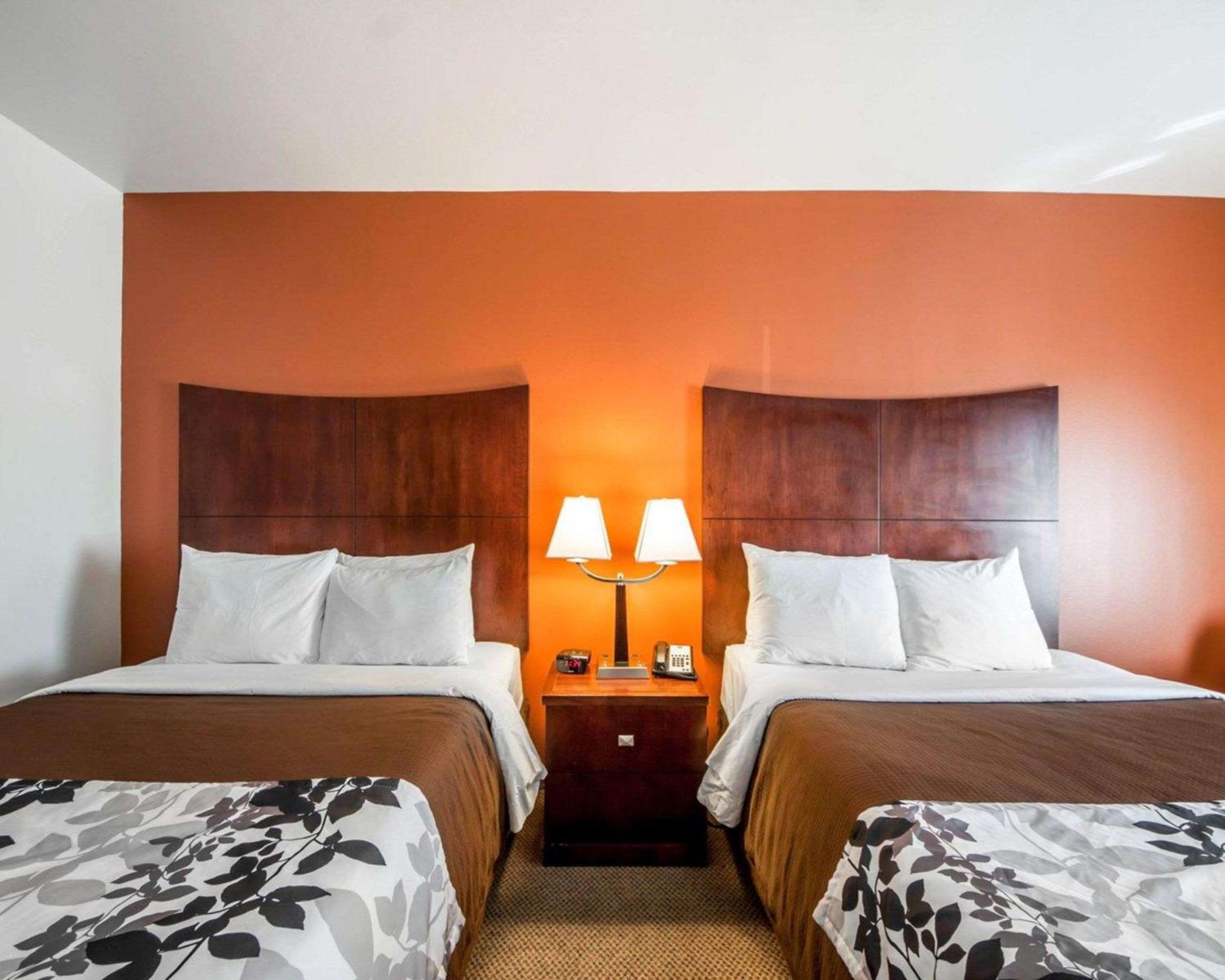 Queen Room with Two Queen Beds - Non-Smoking - Photo 2