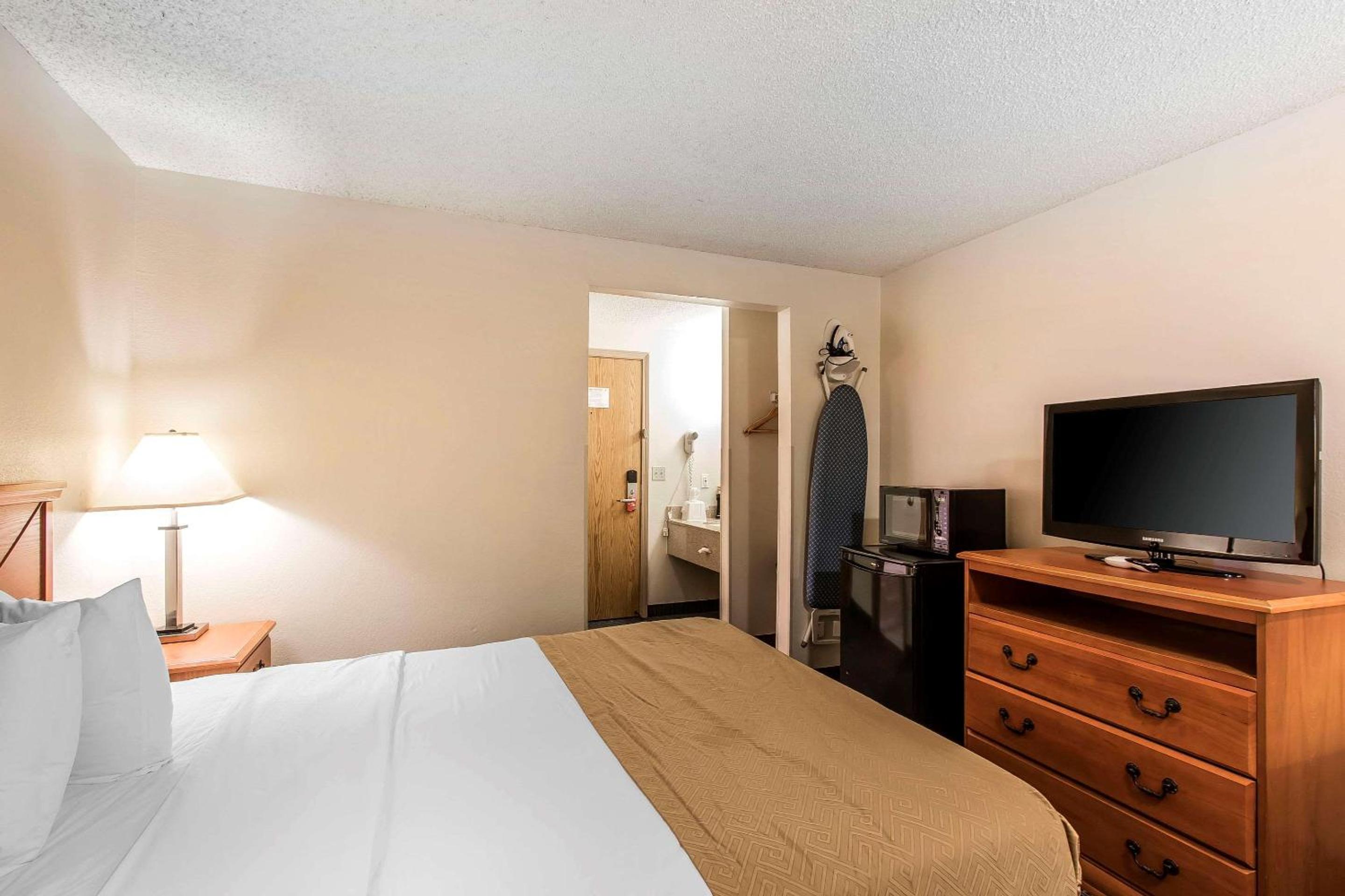 Queen Room - Non-Smoking - Photo 3