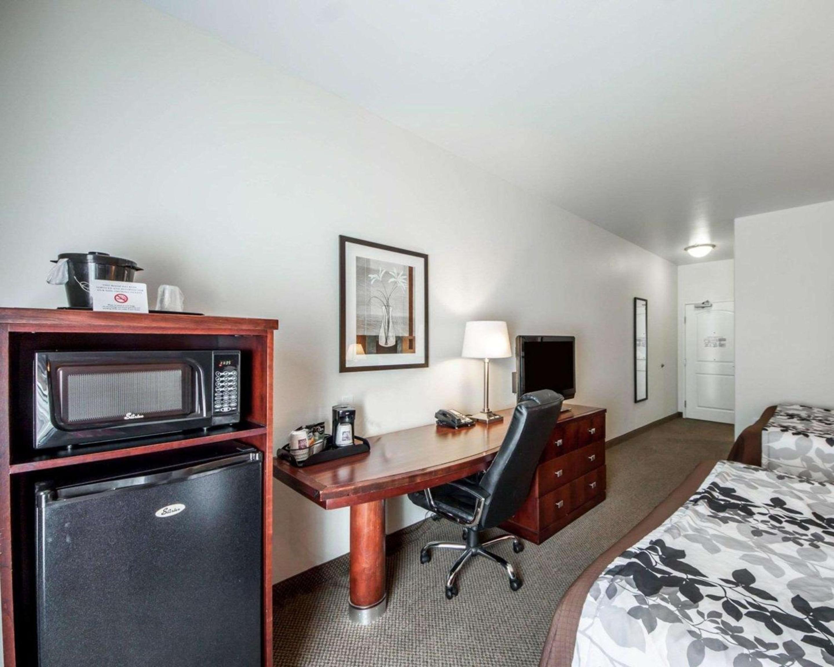 Queen Room with Two Queen Beds - Non-Smoking - Photo 1