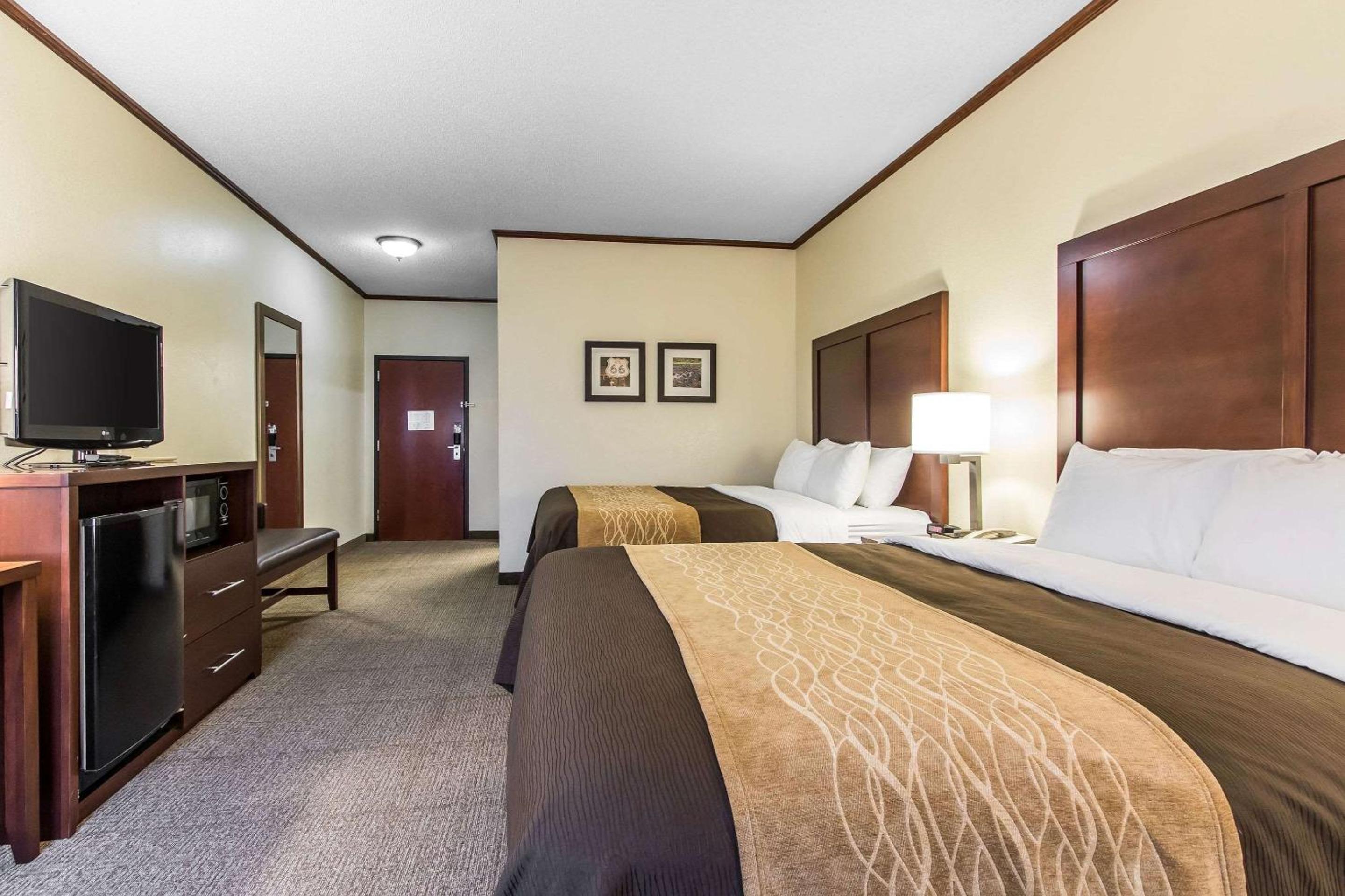 Queen Room with Two Queen Beds - Non-Smoking - Photo 4