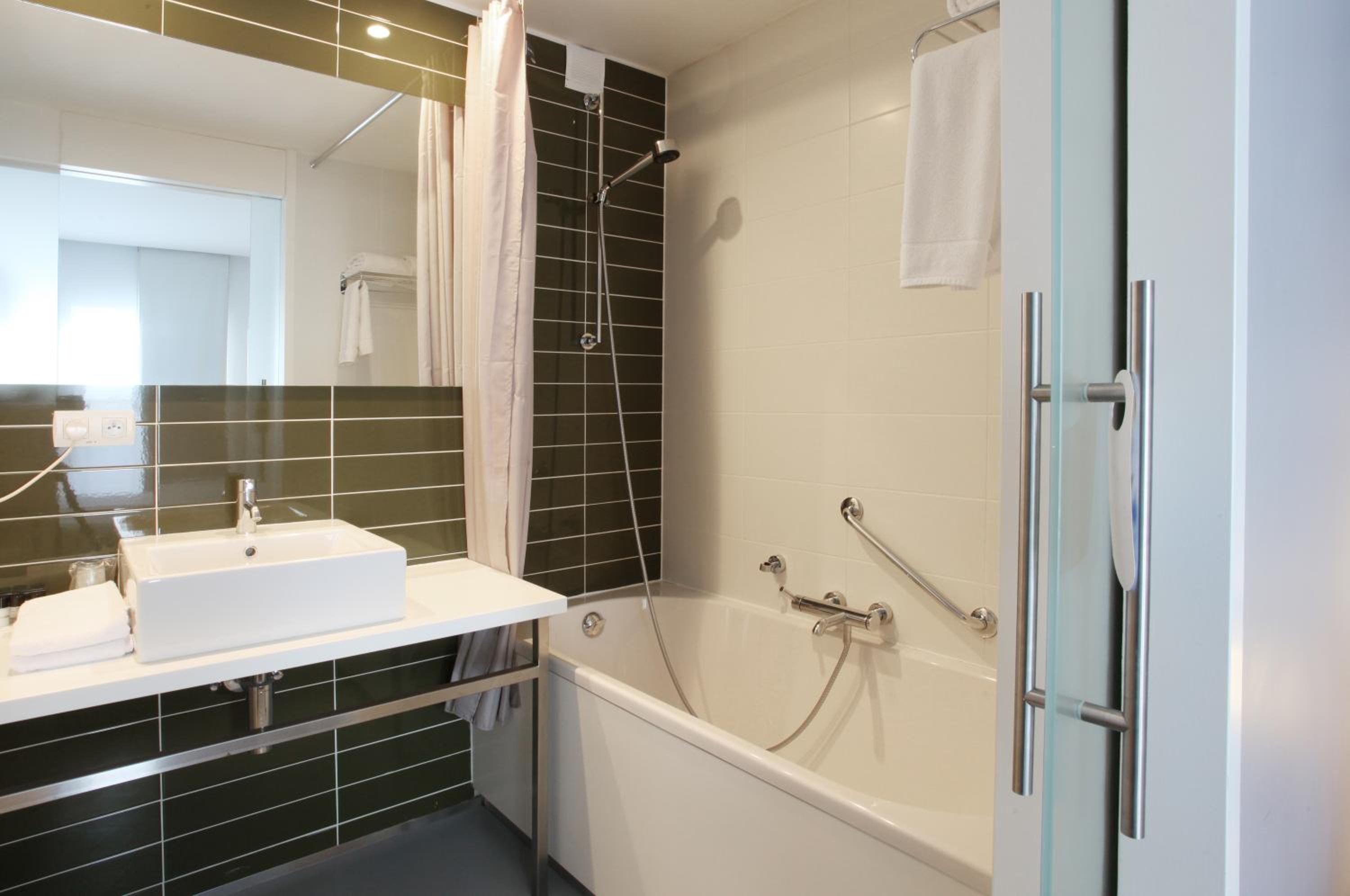 Double Room with Circuit View - Photo 2