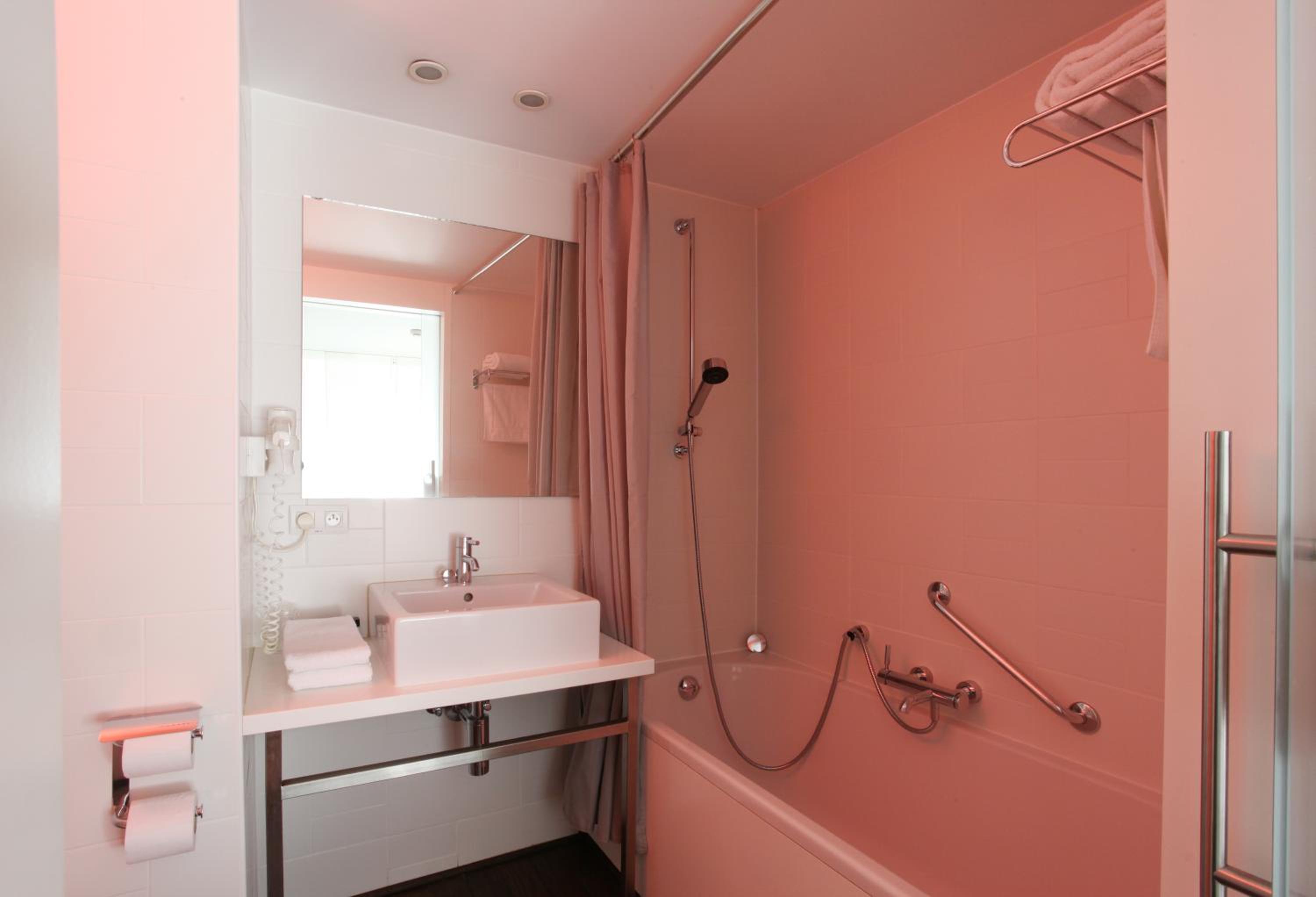 Double Room with Circuit View - Photo 4