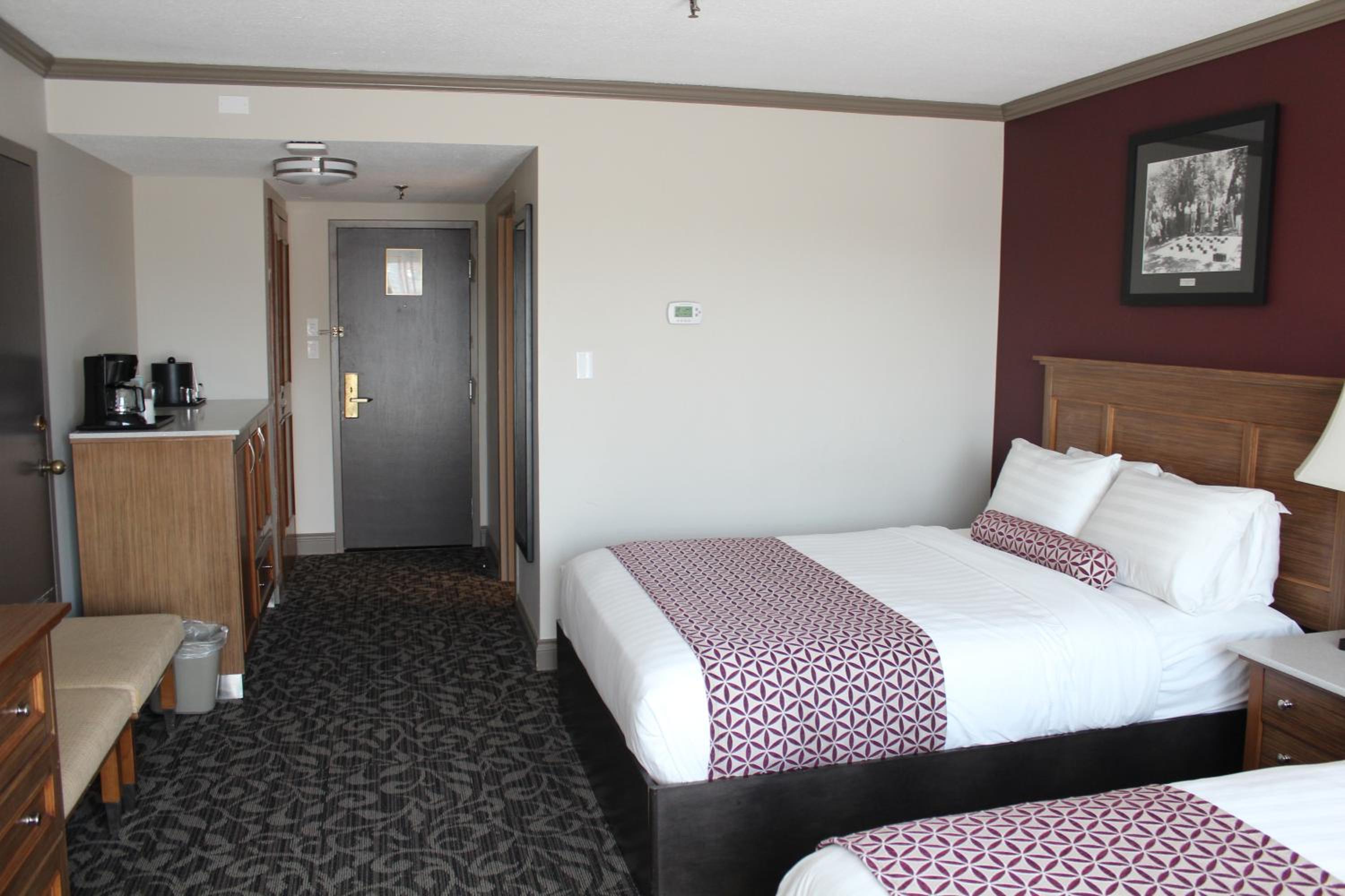Queen Room with Two Queen Beds photo 2