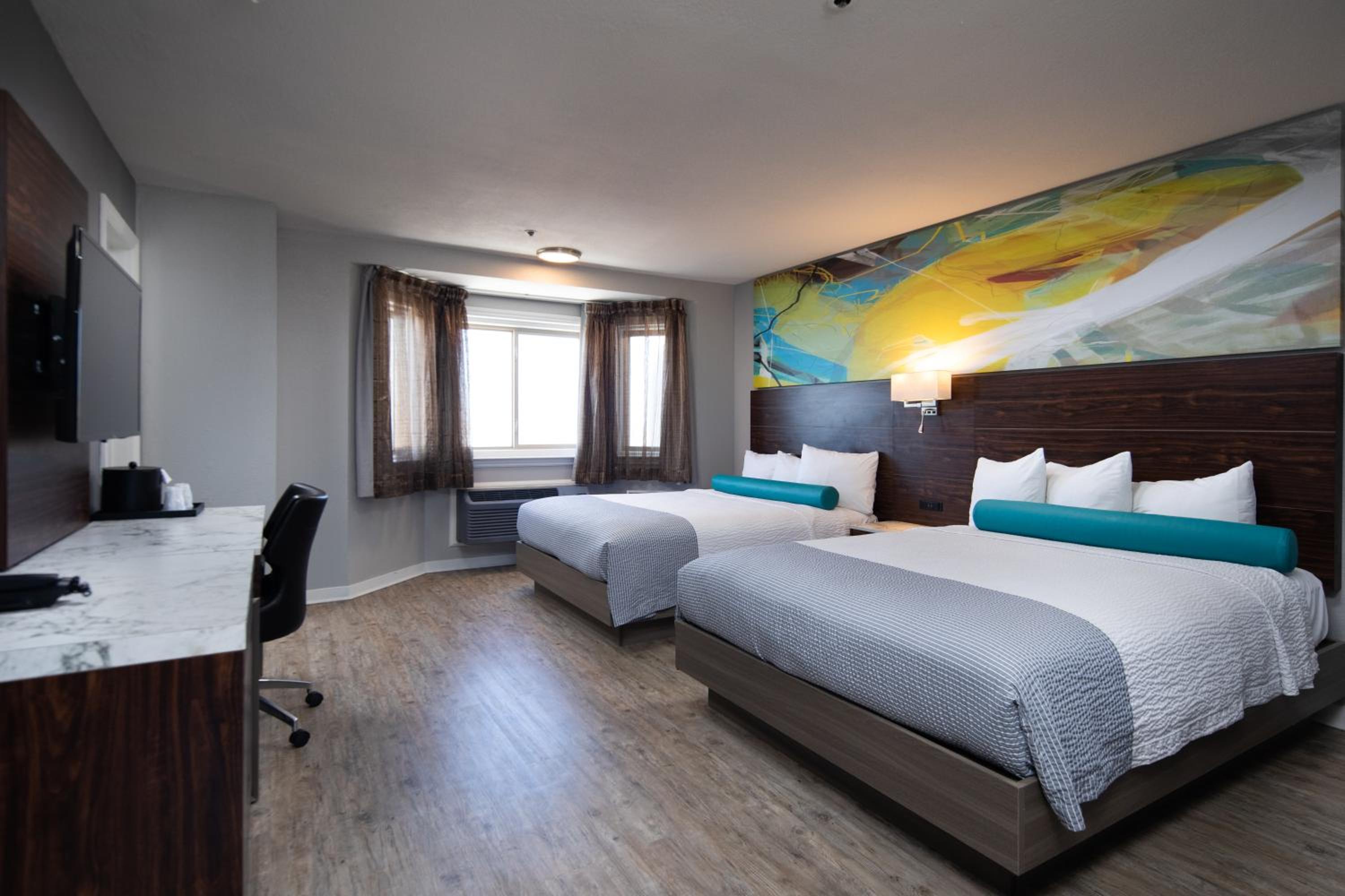 Queen Room with Two Queen Beds - Photo 5