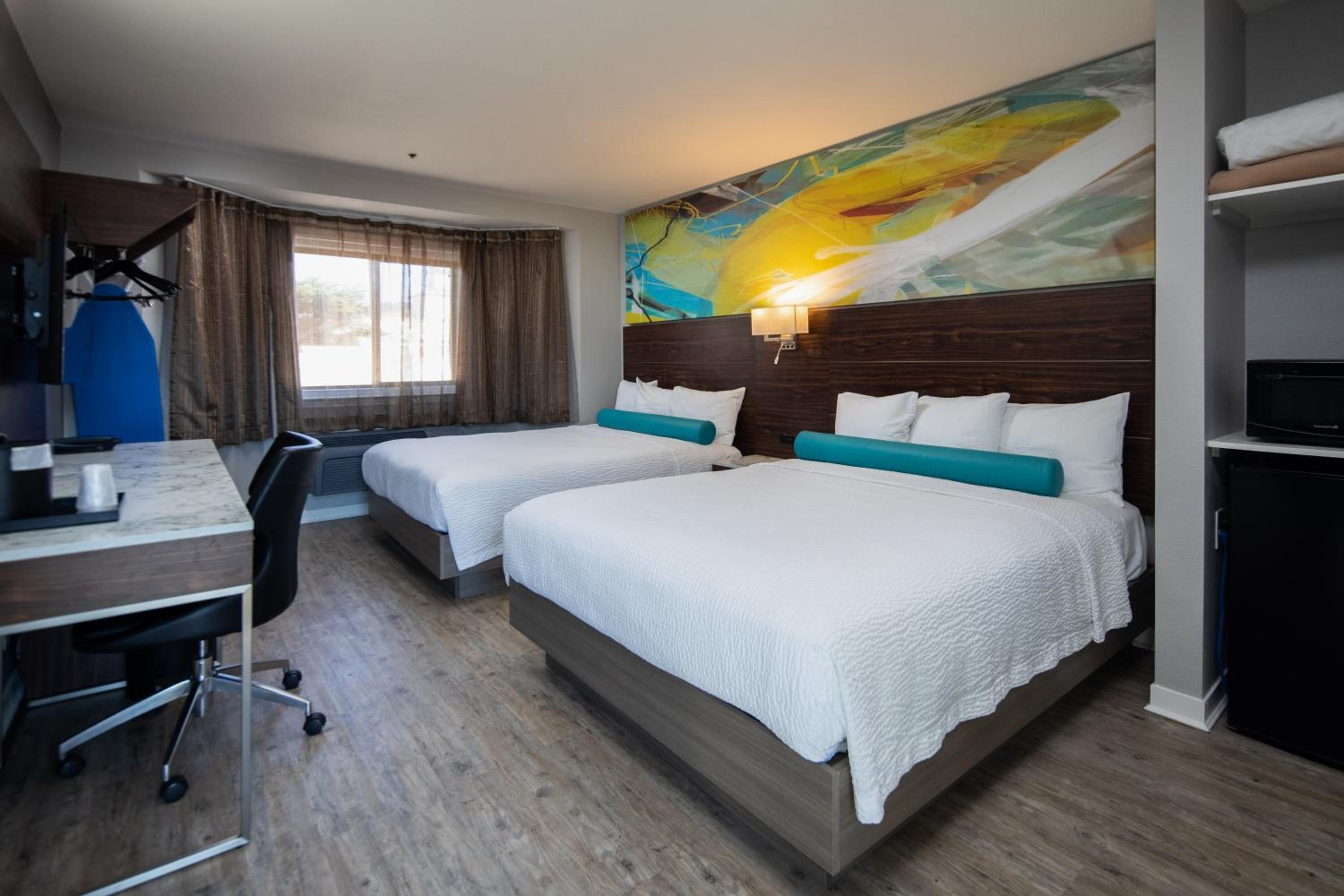 Queen Room with Two Queen Beds - Photo 3