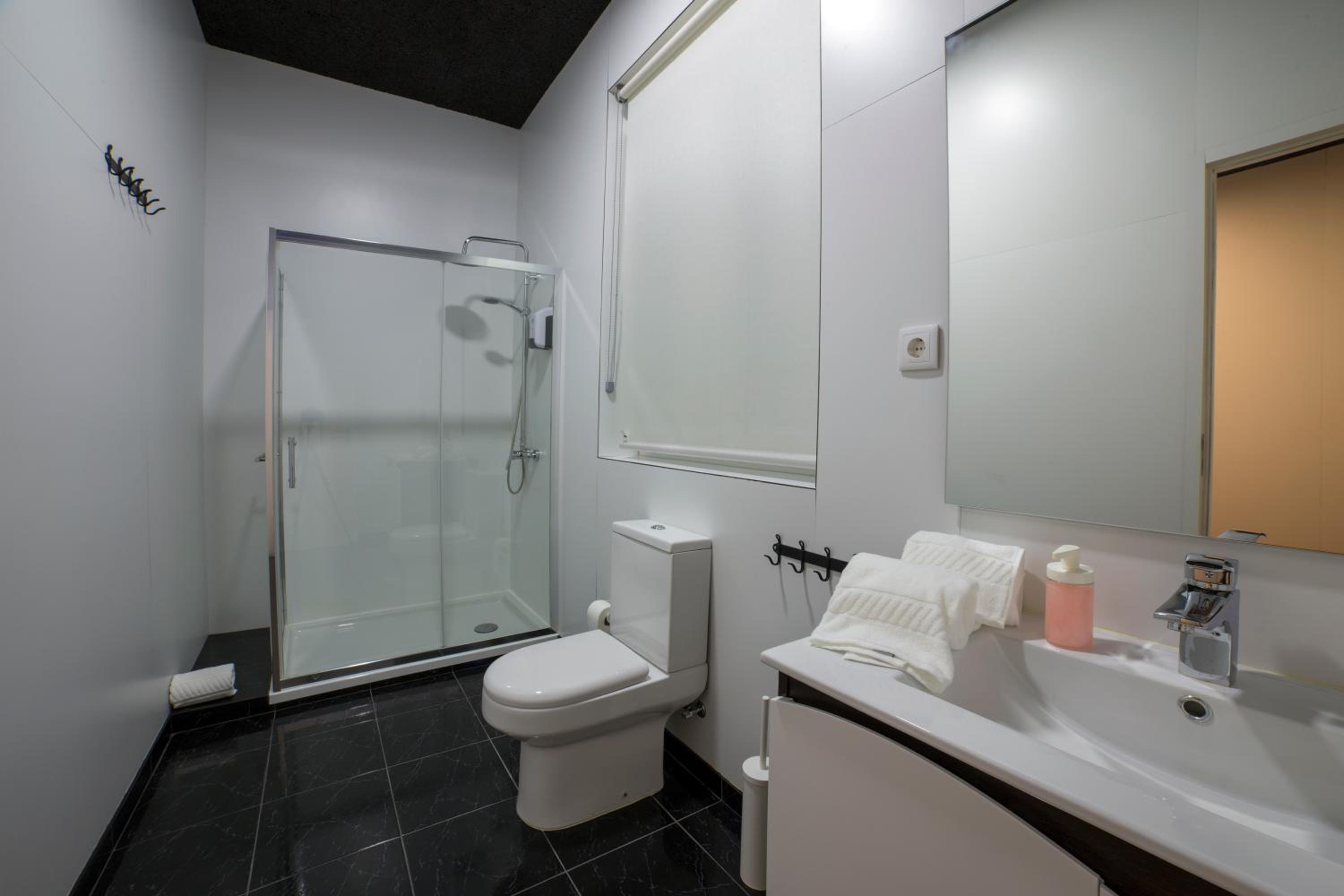 Double Room with Private Bathroom - Photo 7