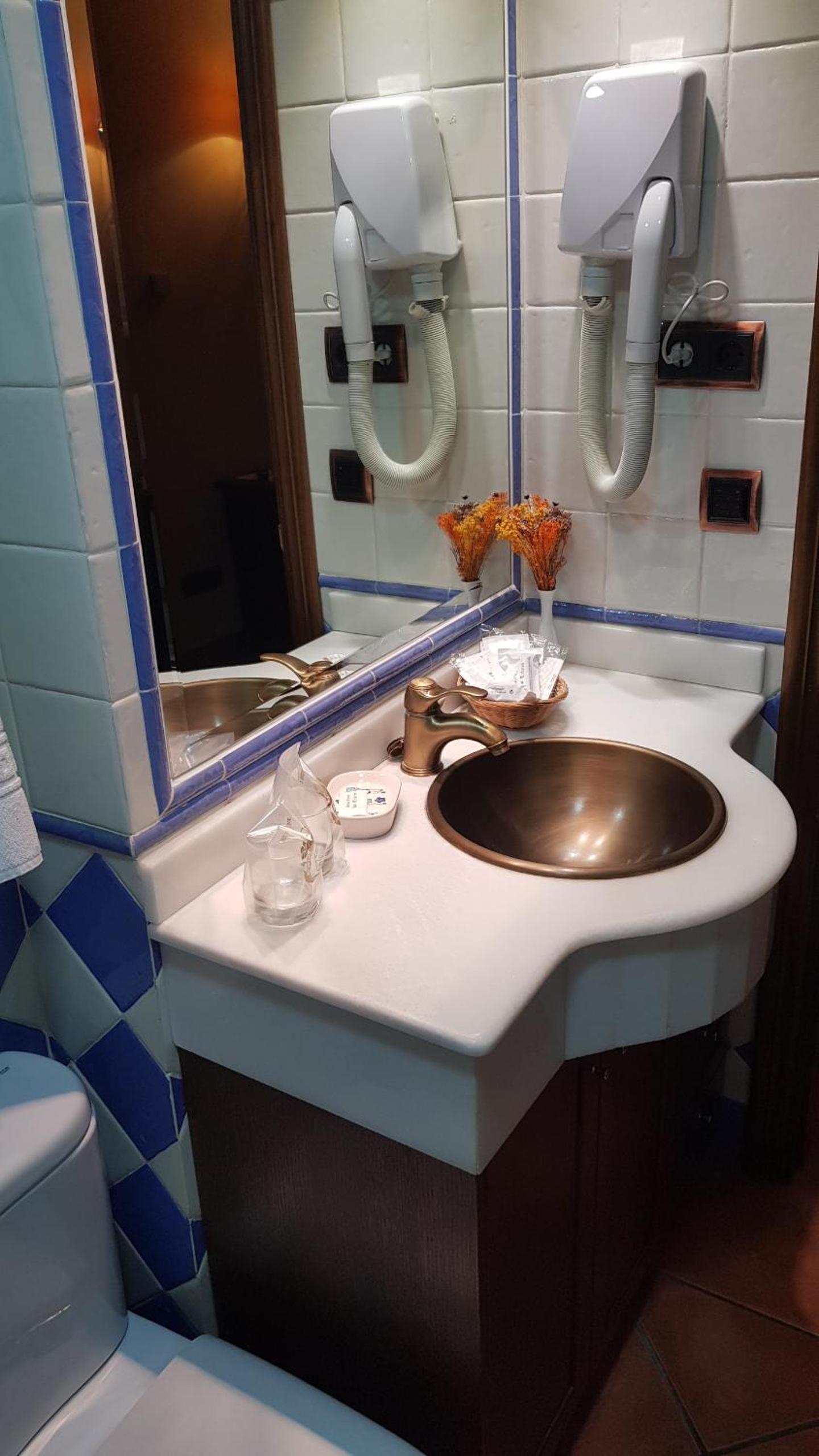 Double Room - Photo 7