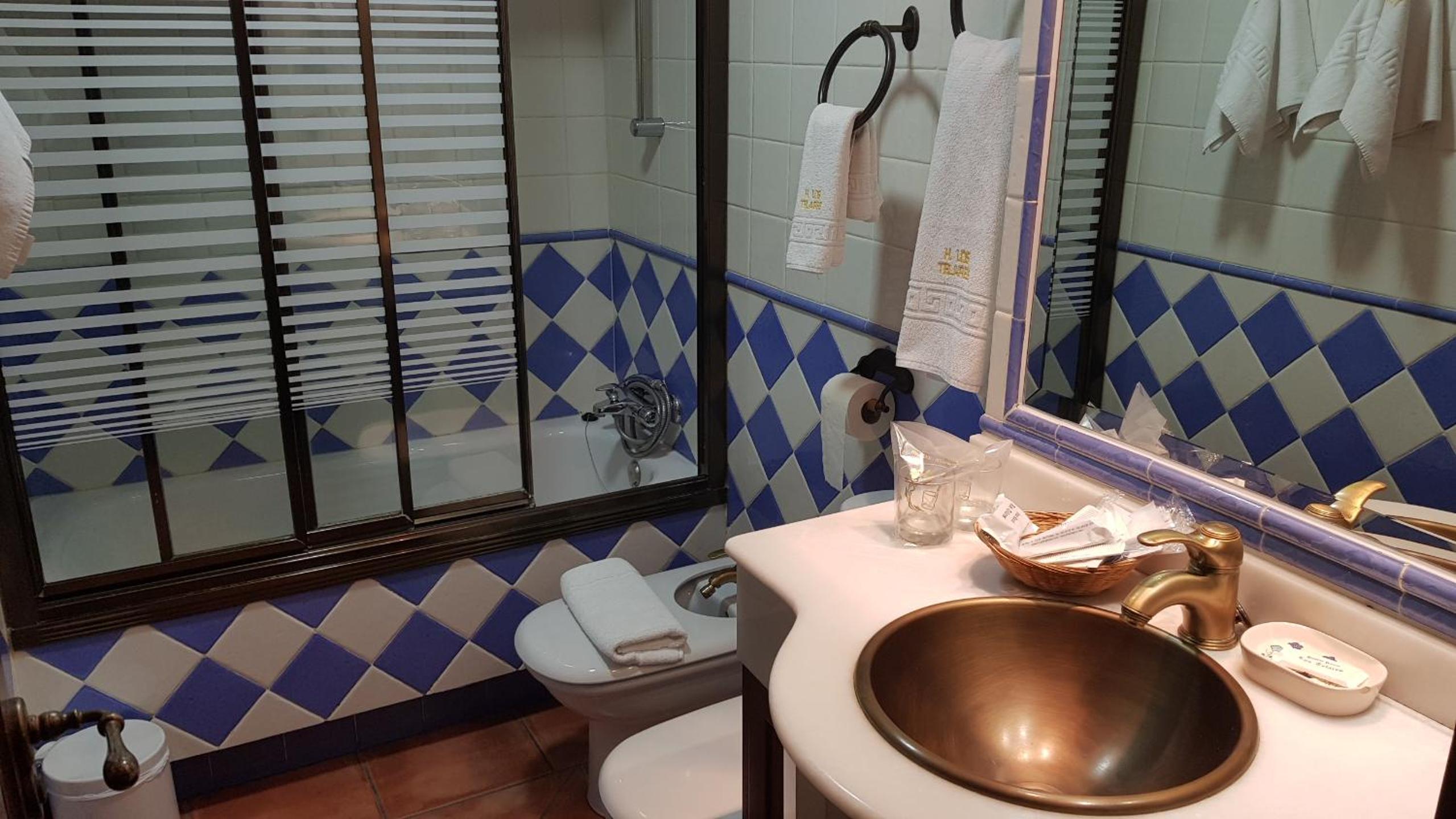 Double Room - Photo 8