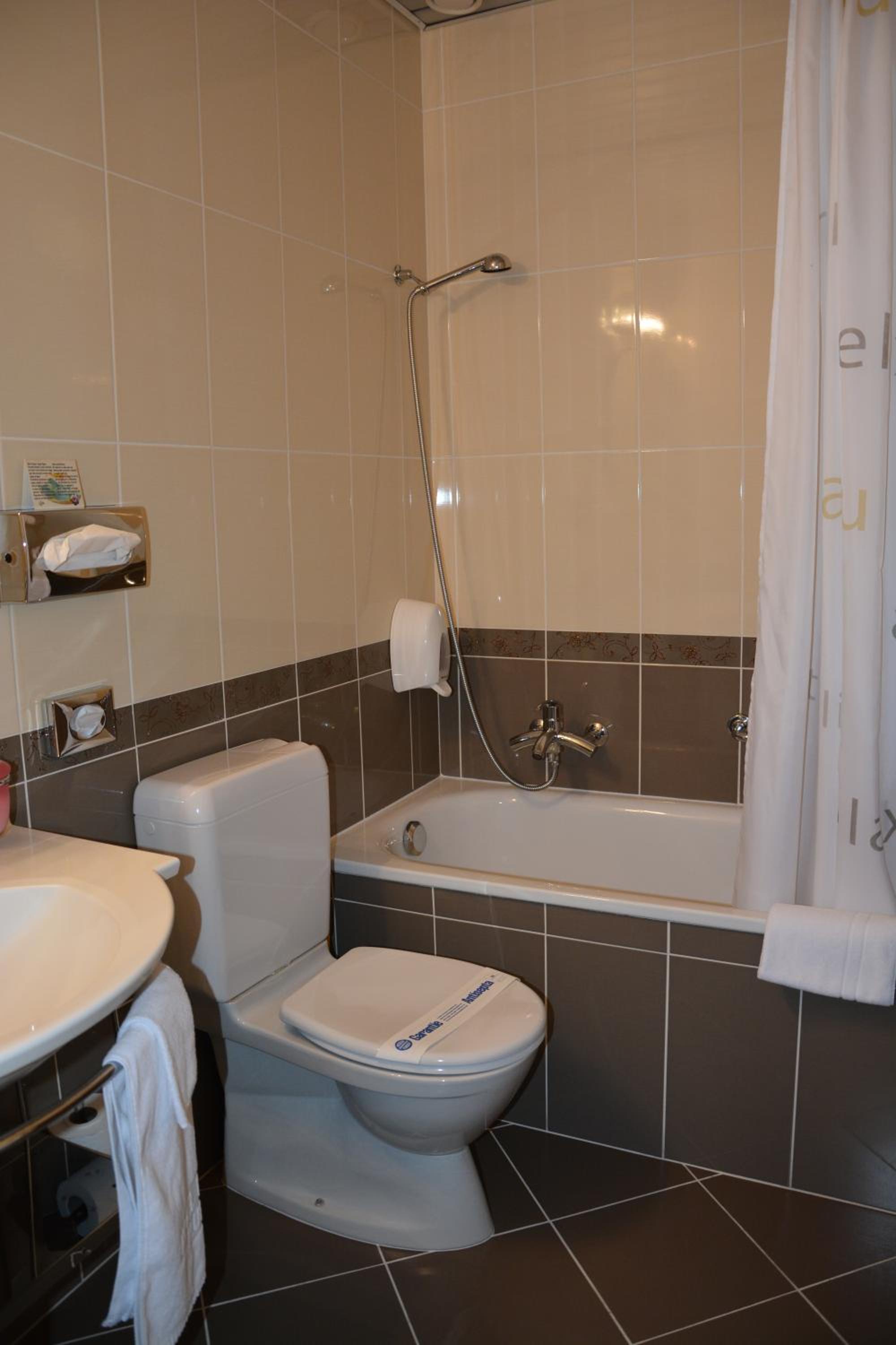 Comfort Twin Room with Balcony - Photo 6