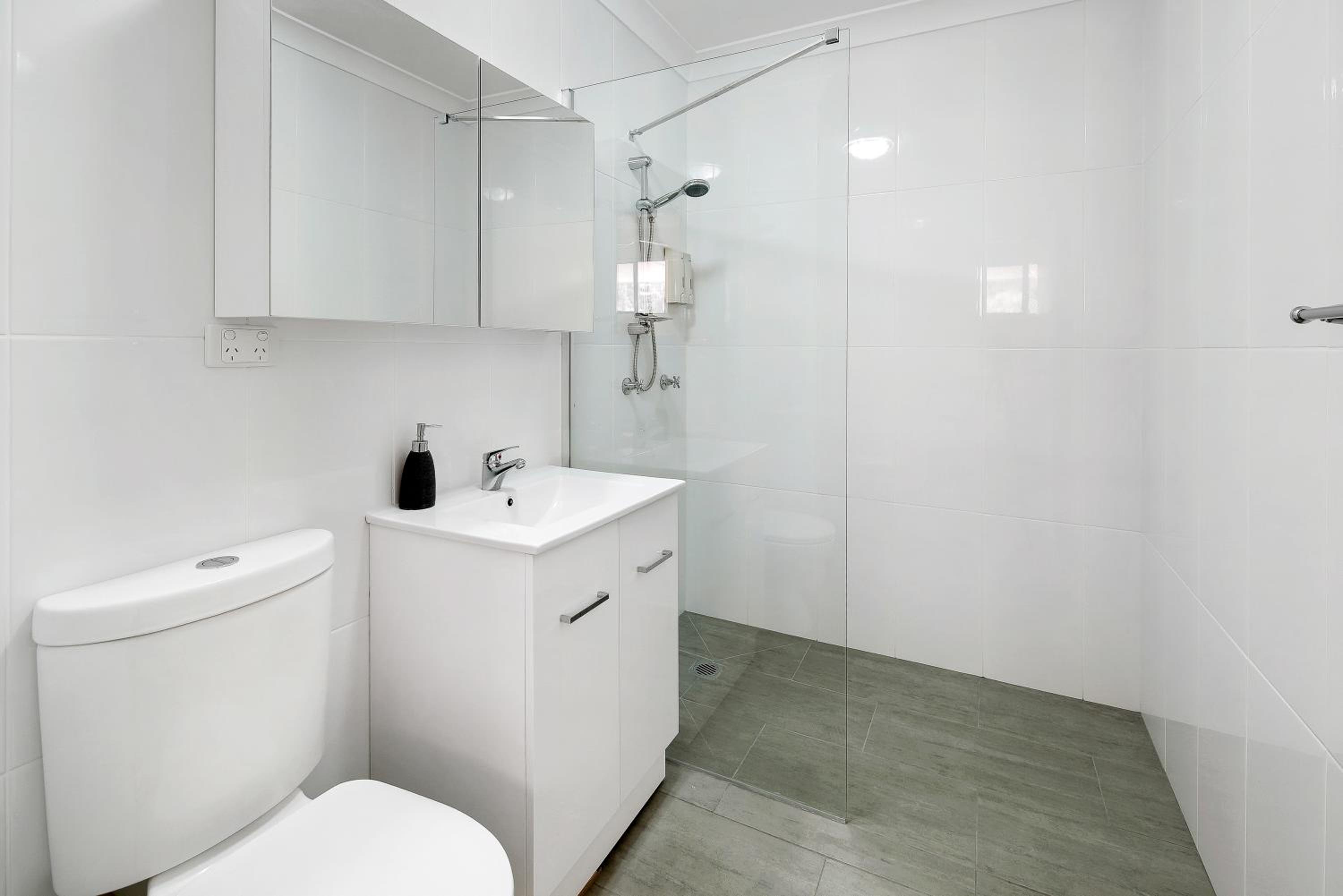 One-Bedroom Apartment - Photo 12